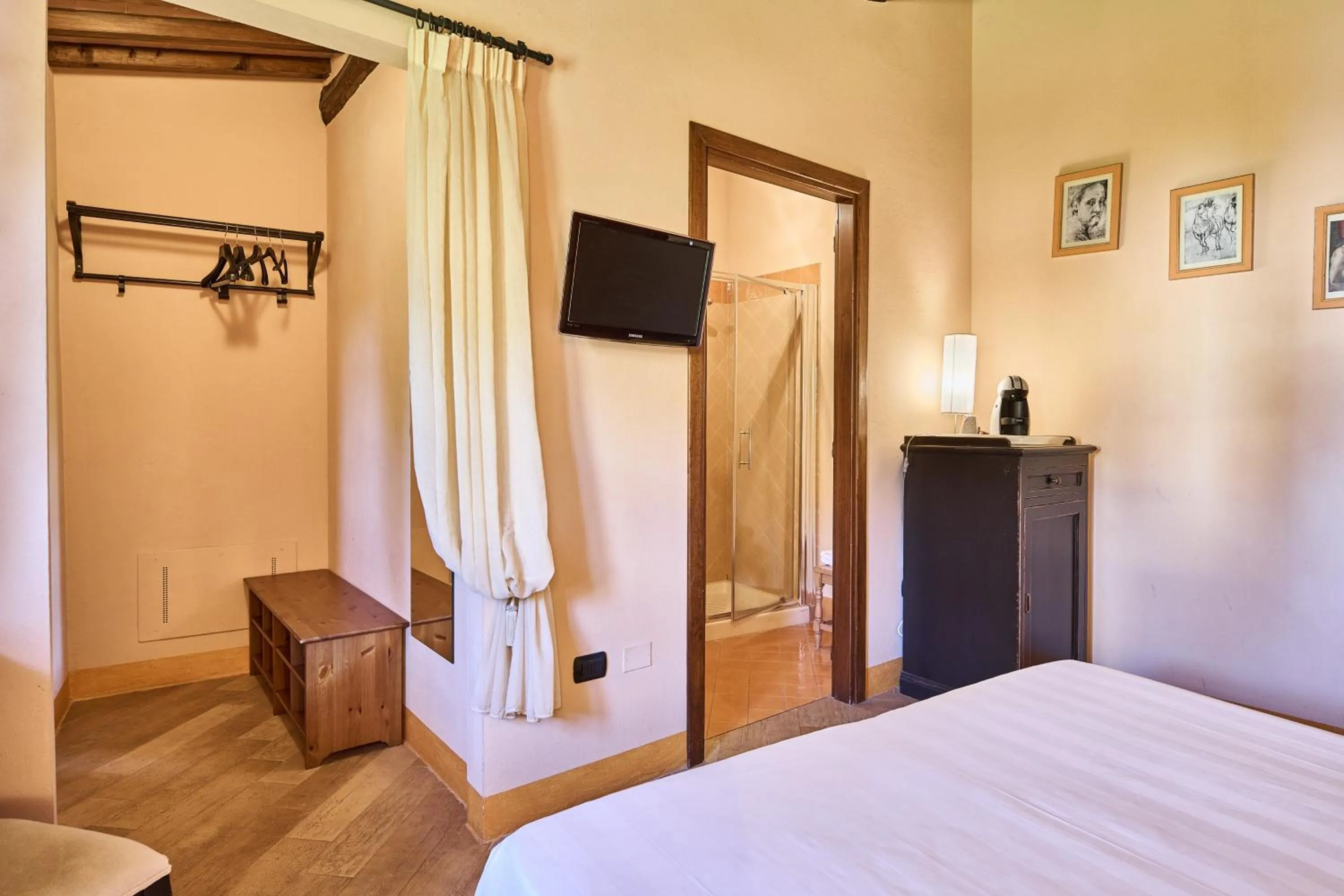 Bathroom, Bed in Borgo San Giusto