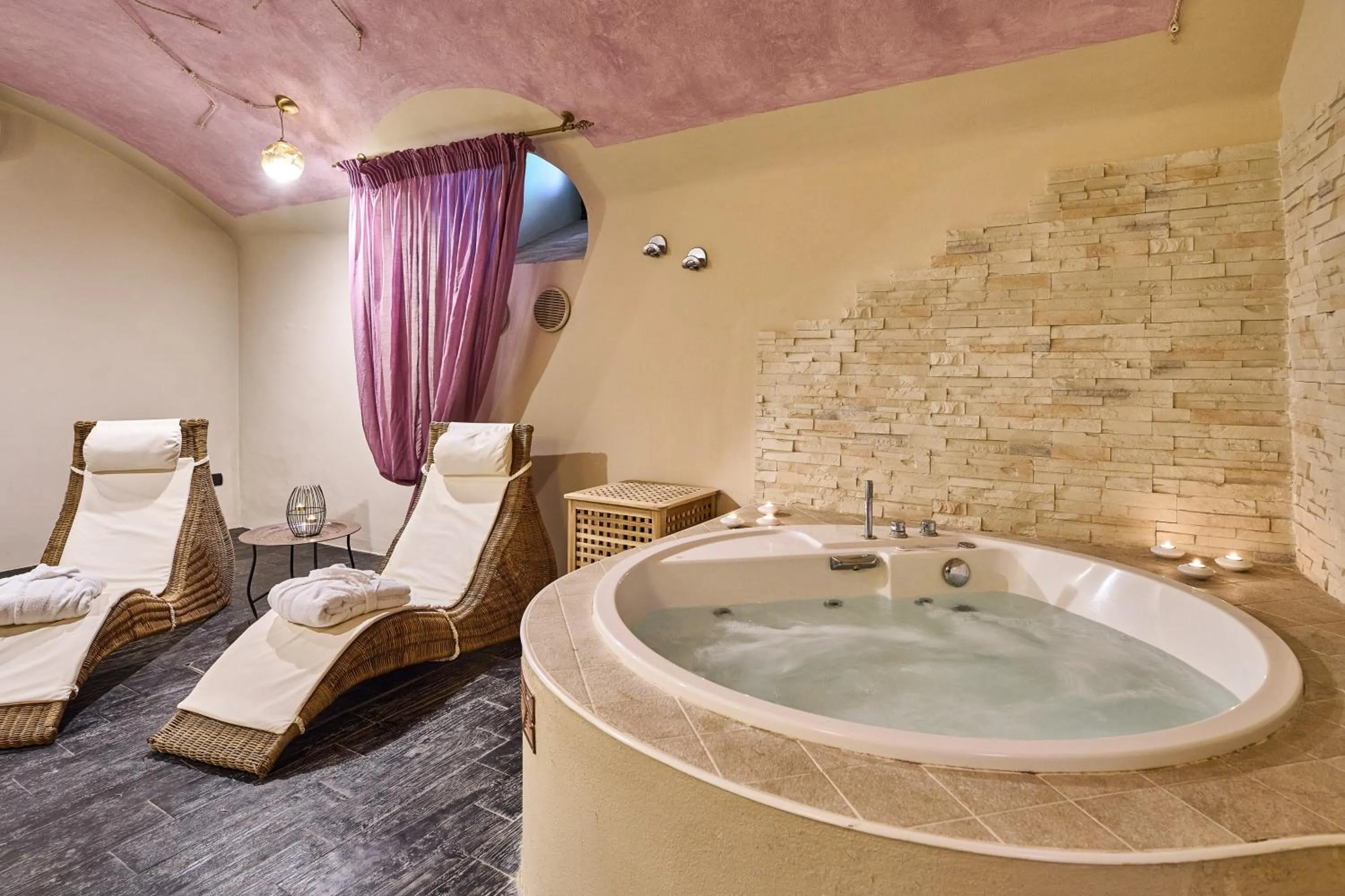 Hot Tub in Borgo San Giusto