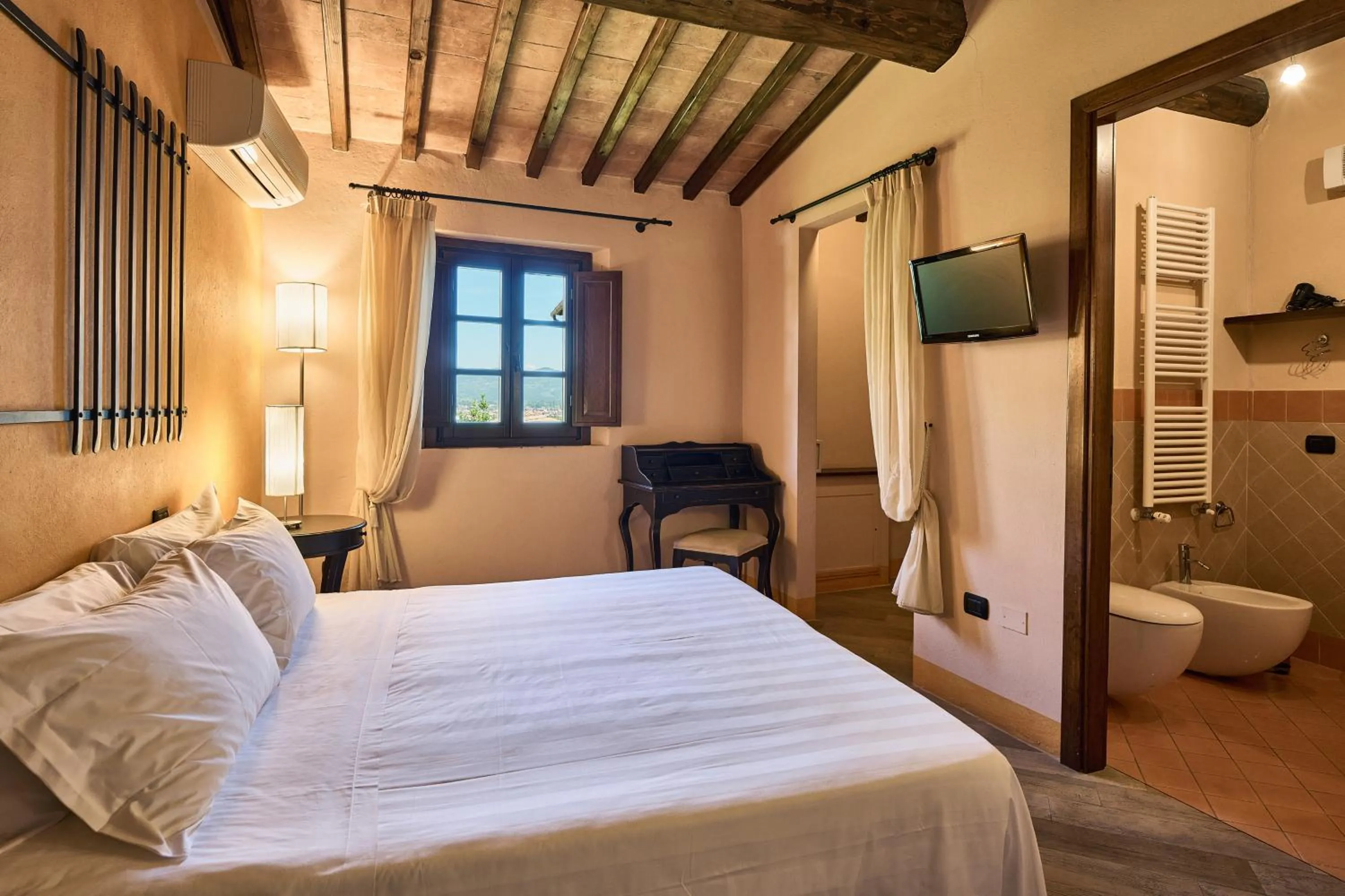 View (from property/room), Bed in Borgo San Giusto
