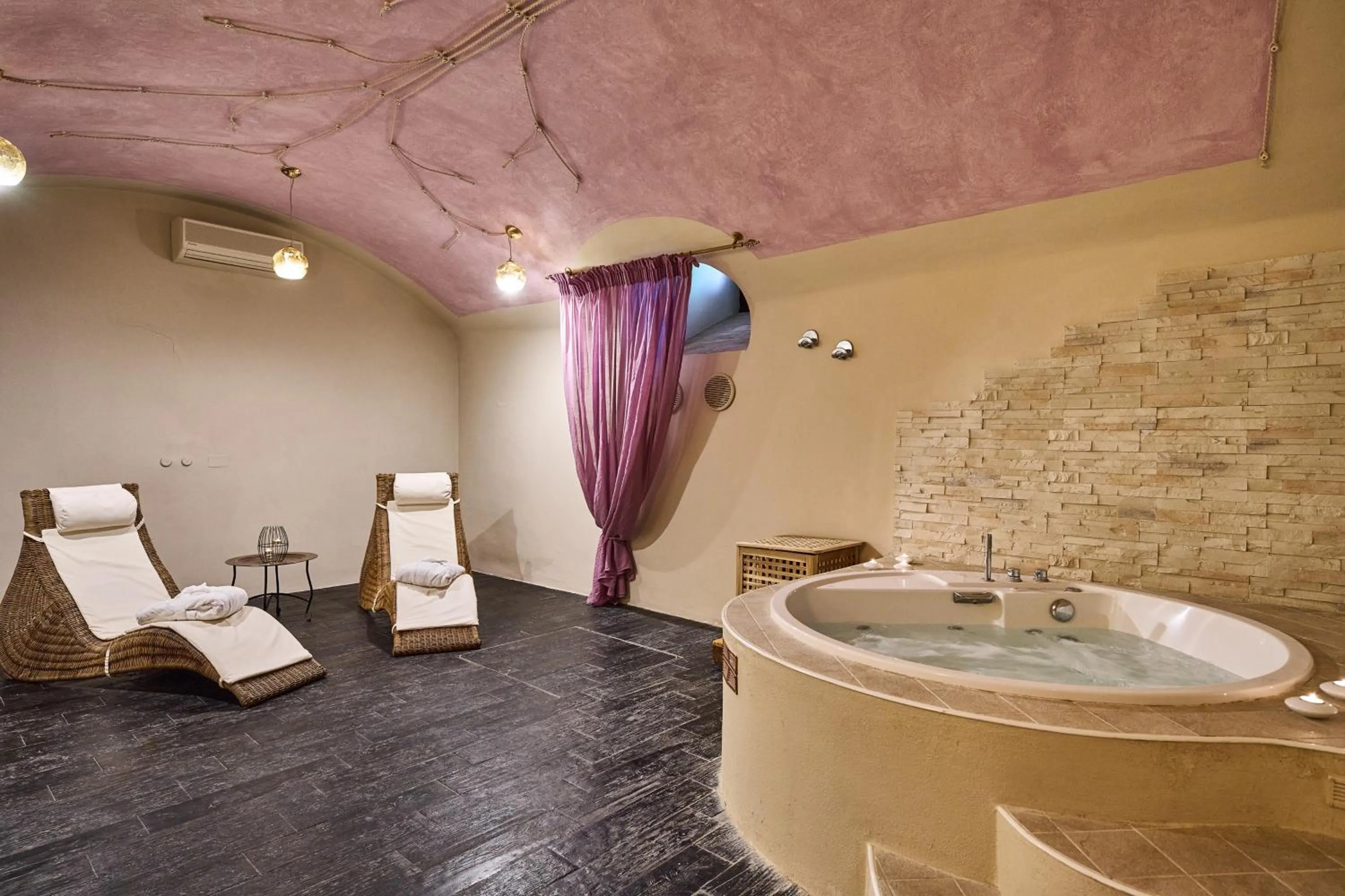 Hot Tub in Borgo San Giusto