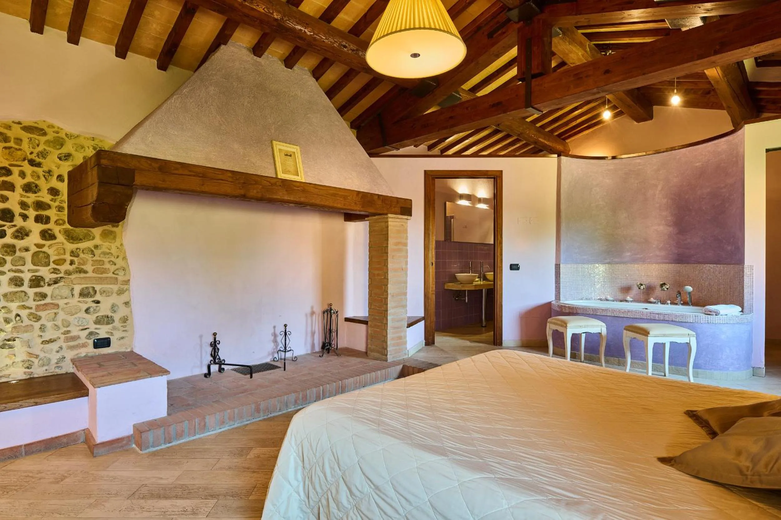 fireplace, Bed in Borgo San Giusto