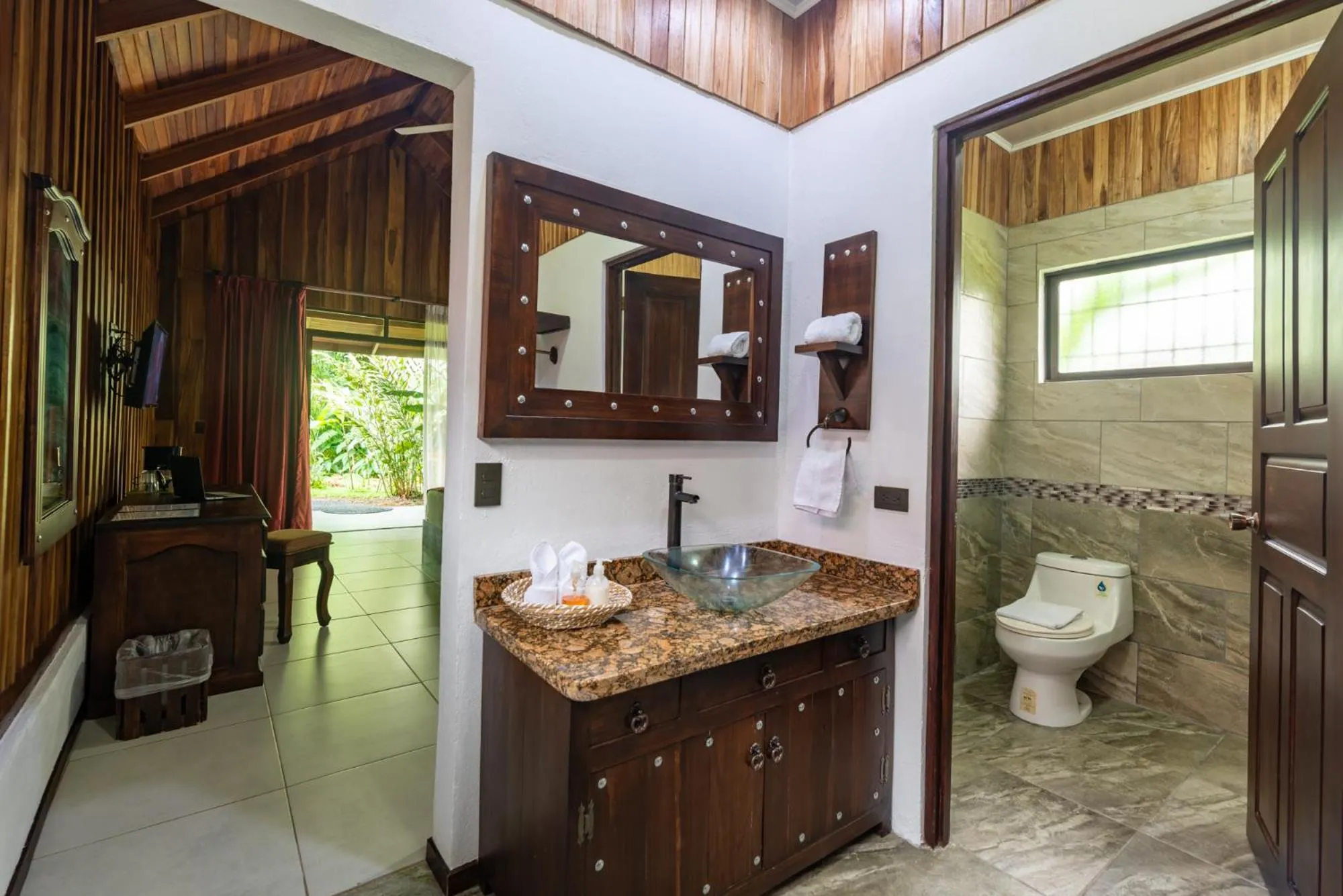 Bathroom in Arenal History INN