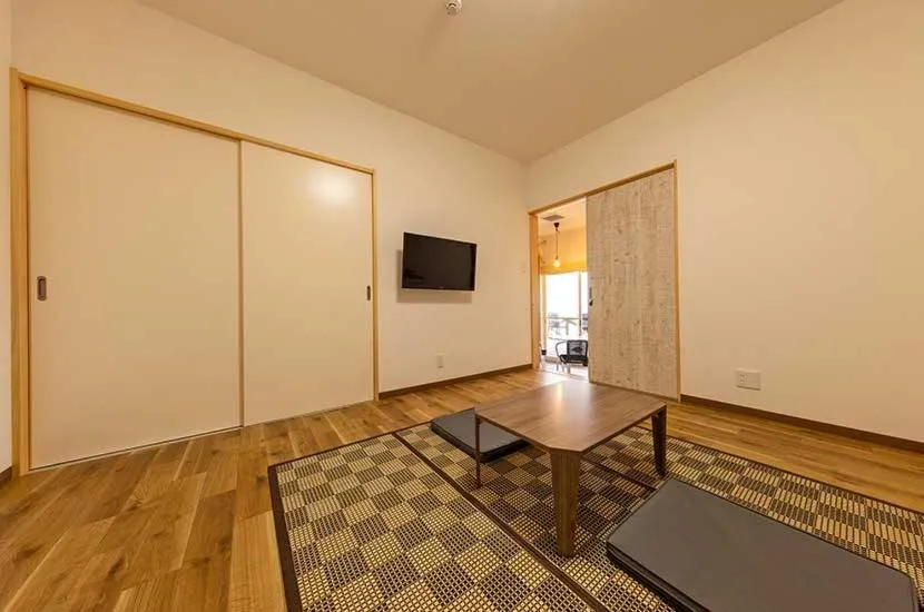 Photo of the whole room in Sea Breeze 1987