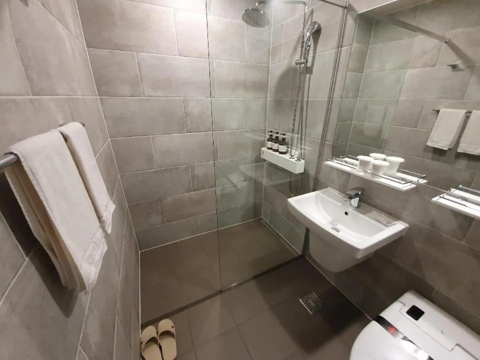 Shower in Hotel Wooyeon Flora