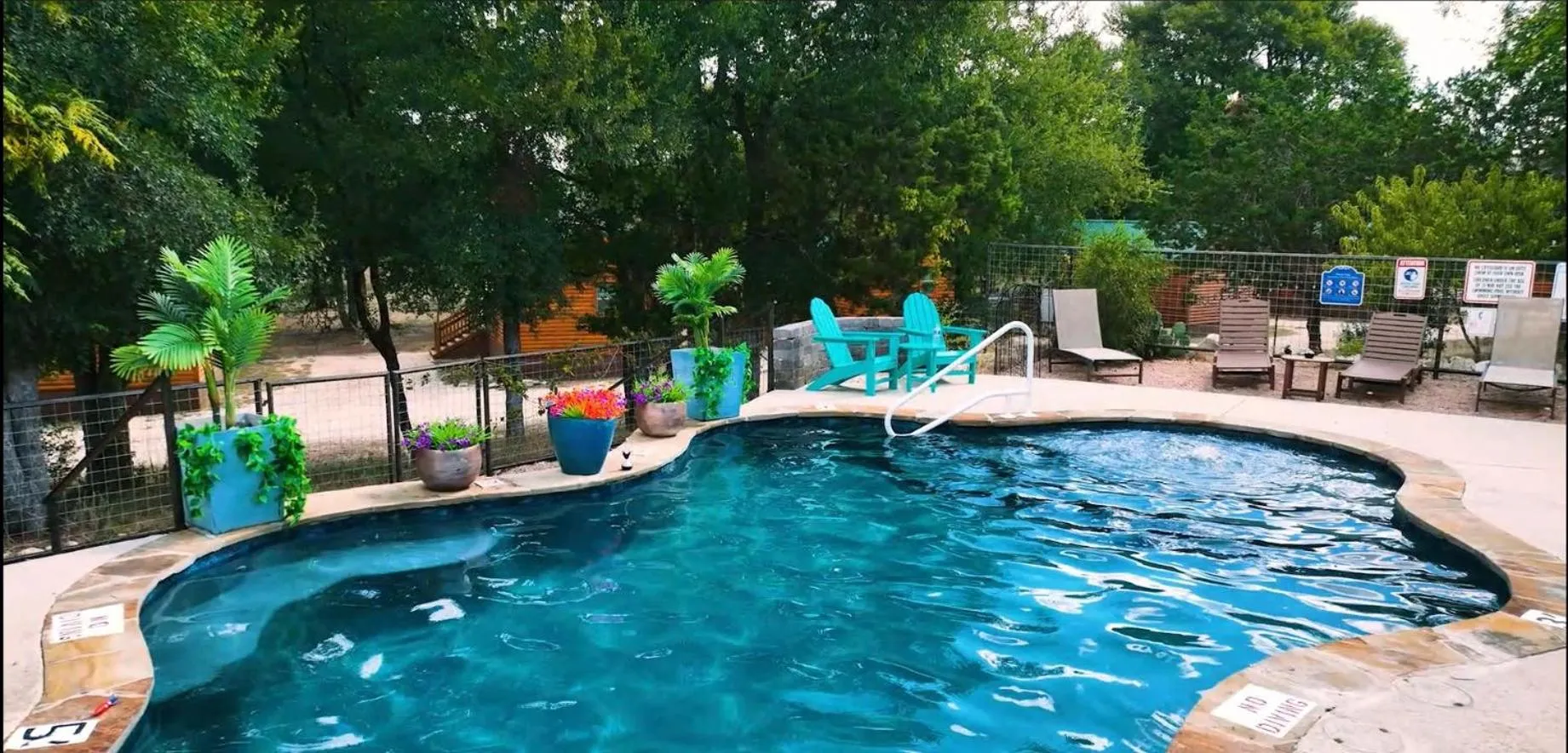 Swimming pool in Al's Hideaway Cabin and RV Space, LLC