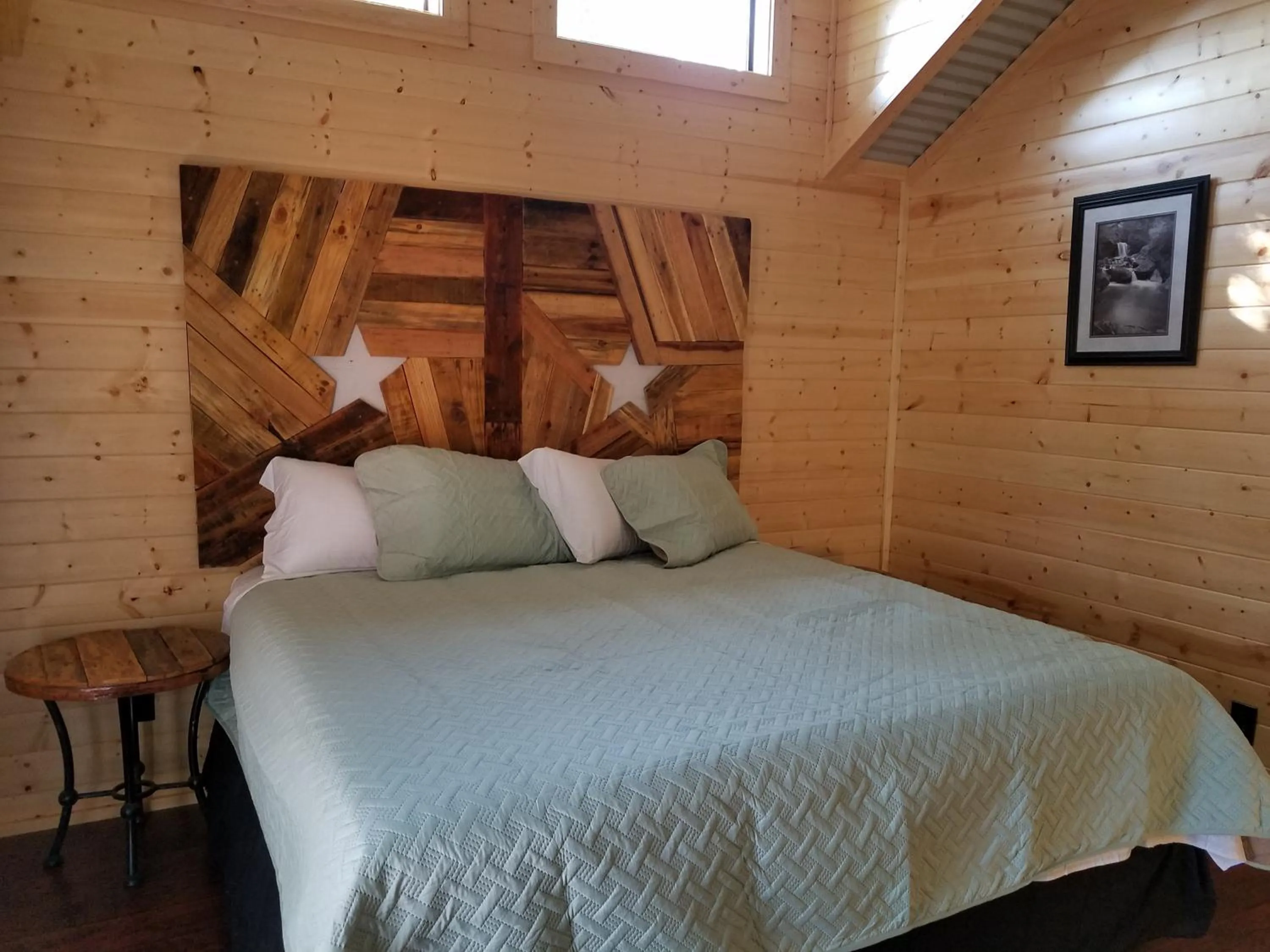 Bed in Al's Hideaway Cabin and RV Space, LLC