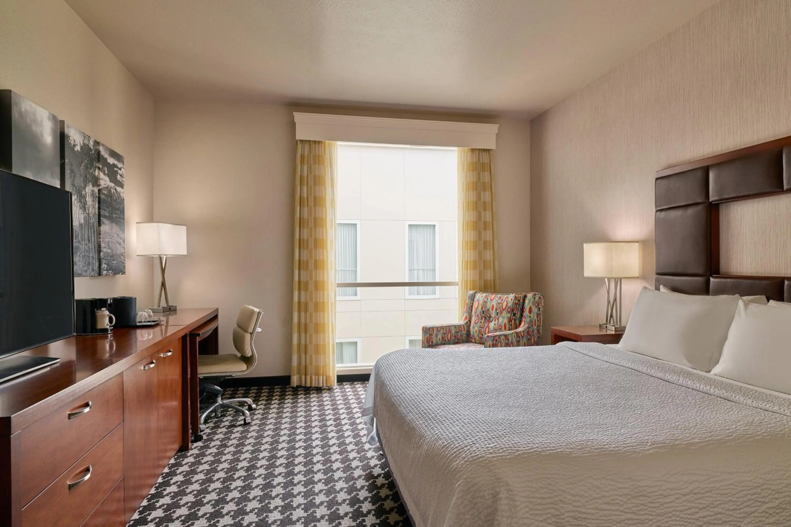 Photo of the whole room, Bed in Courtyard by Marriott Denver Downtown