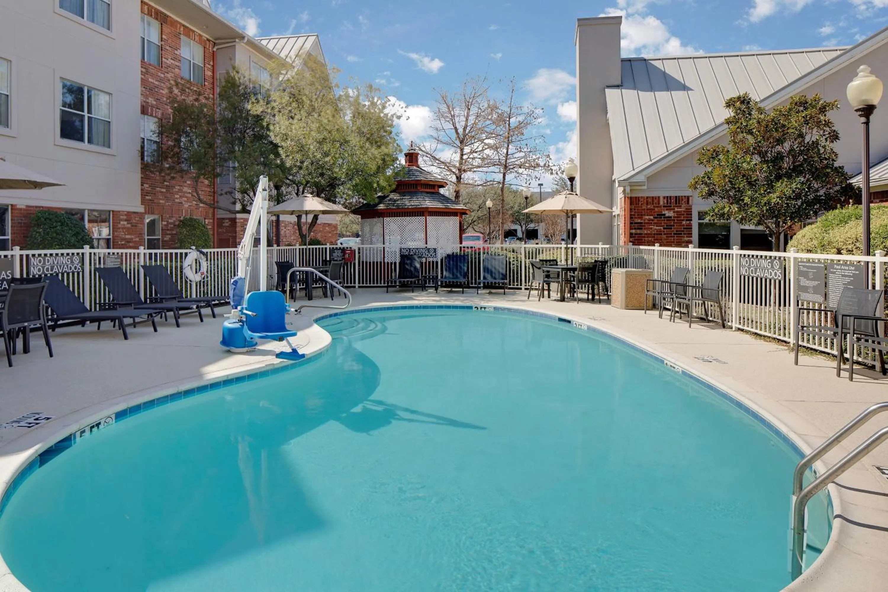 Swimming pool in Residence Inn Dallas DFW Airport North/Irving