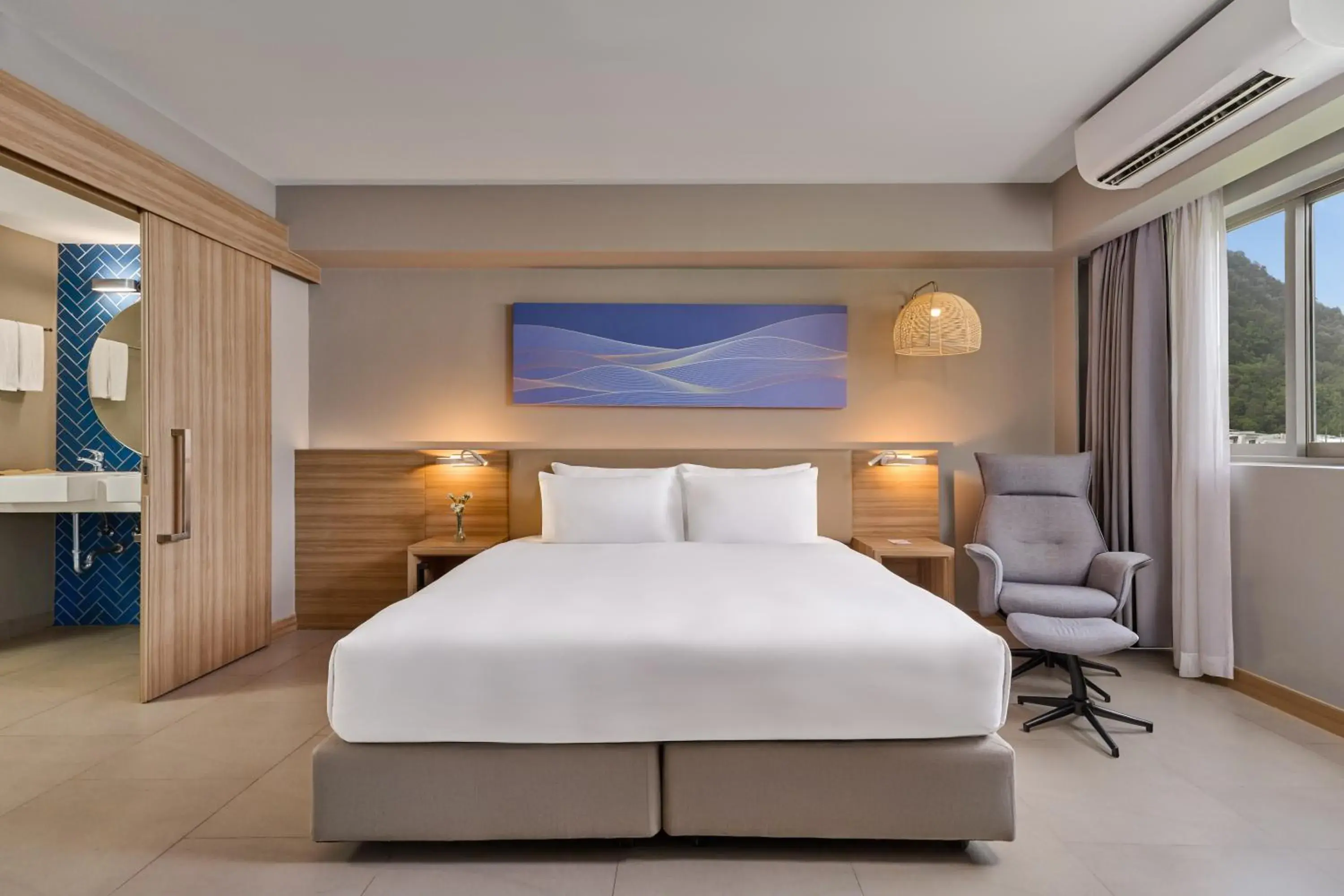 Bed in Mercure Phuket Patong Journeyhub Bed in Mercure Phuket Patong Journeyhub