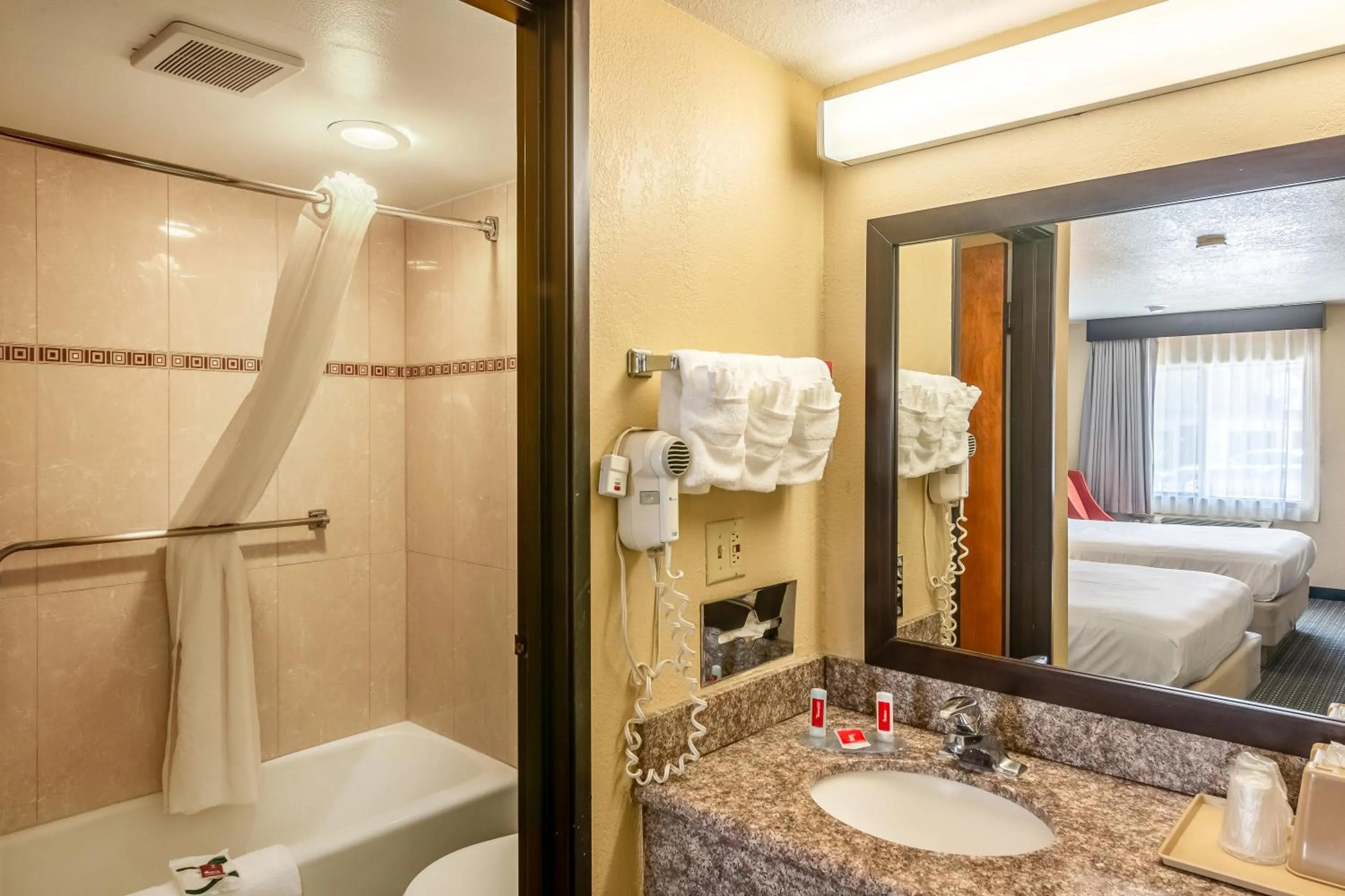 Bathroom, Bed in Glenridge Inn Glendale - Pasadena
