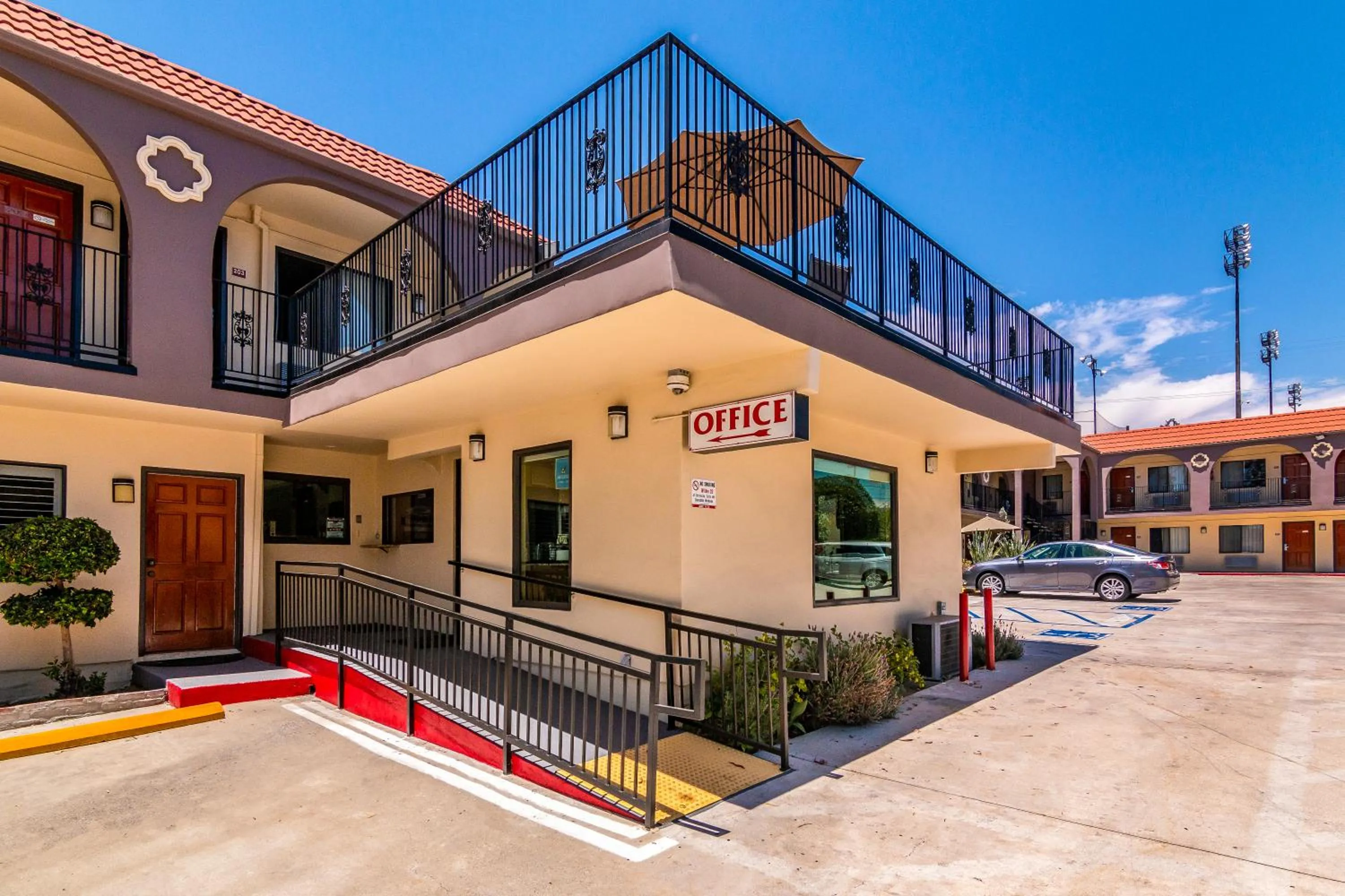Property building in Glenridge Inn Glendale - Pasadena