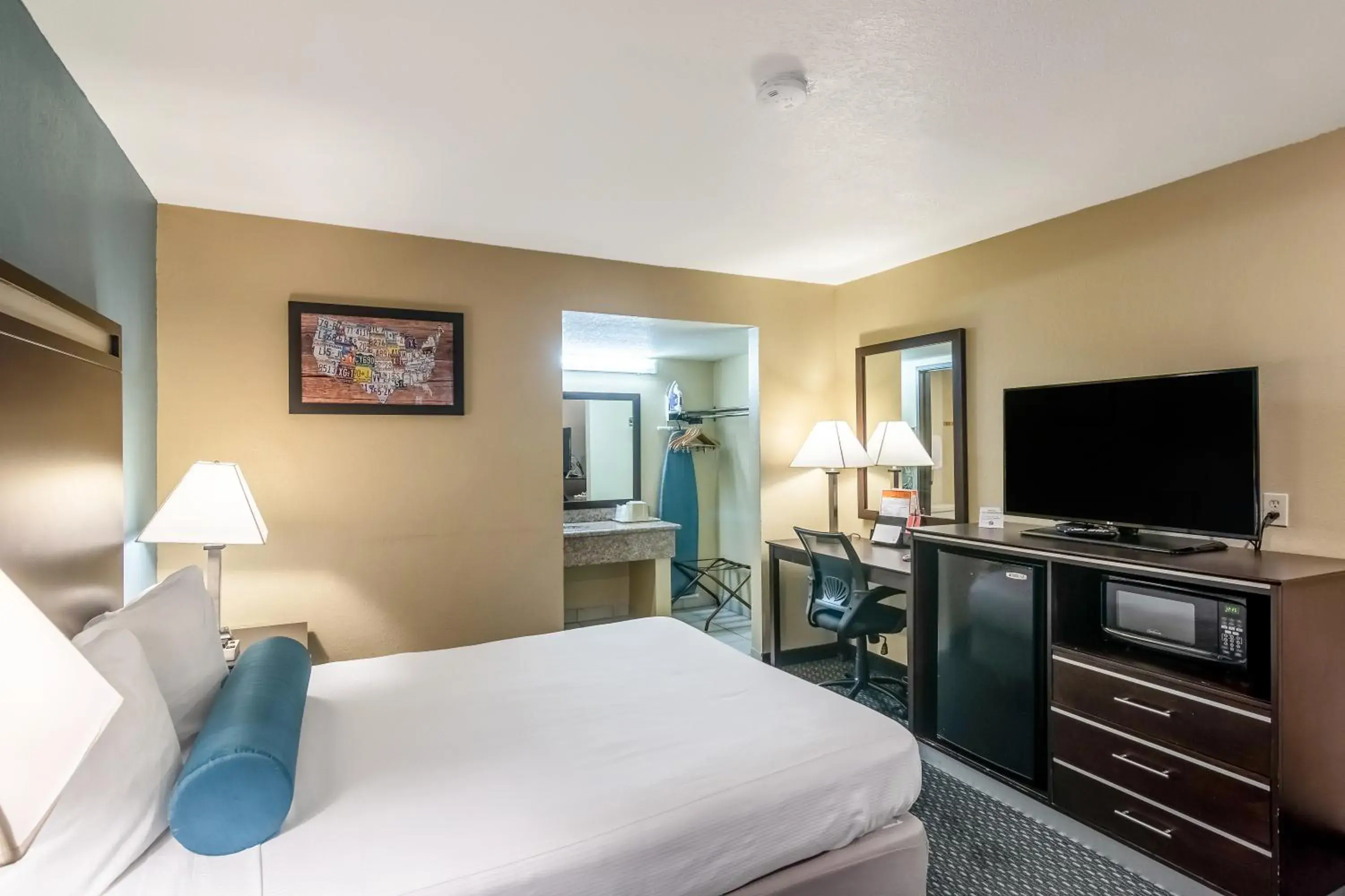 Photo of the whole room, Bed in Glenridge Inn Glendale - Pasadena Photo of the whole room, Bed in Glenridge Inn Glendale - Pasadena