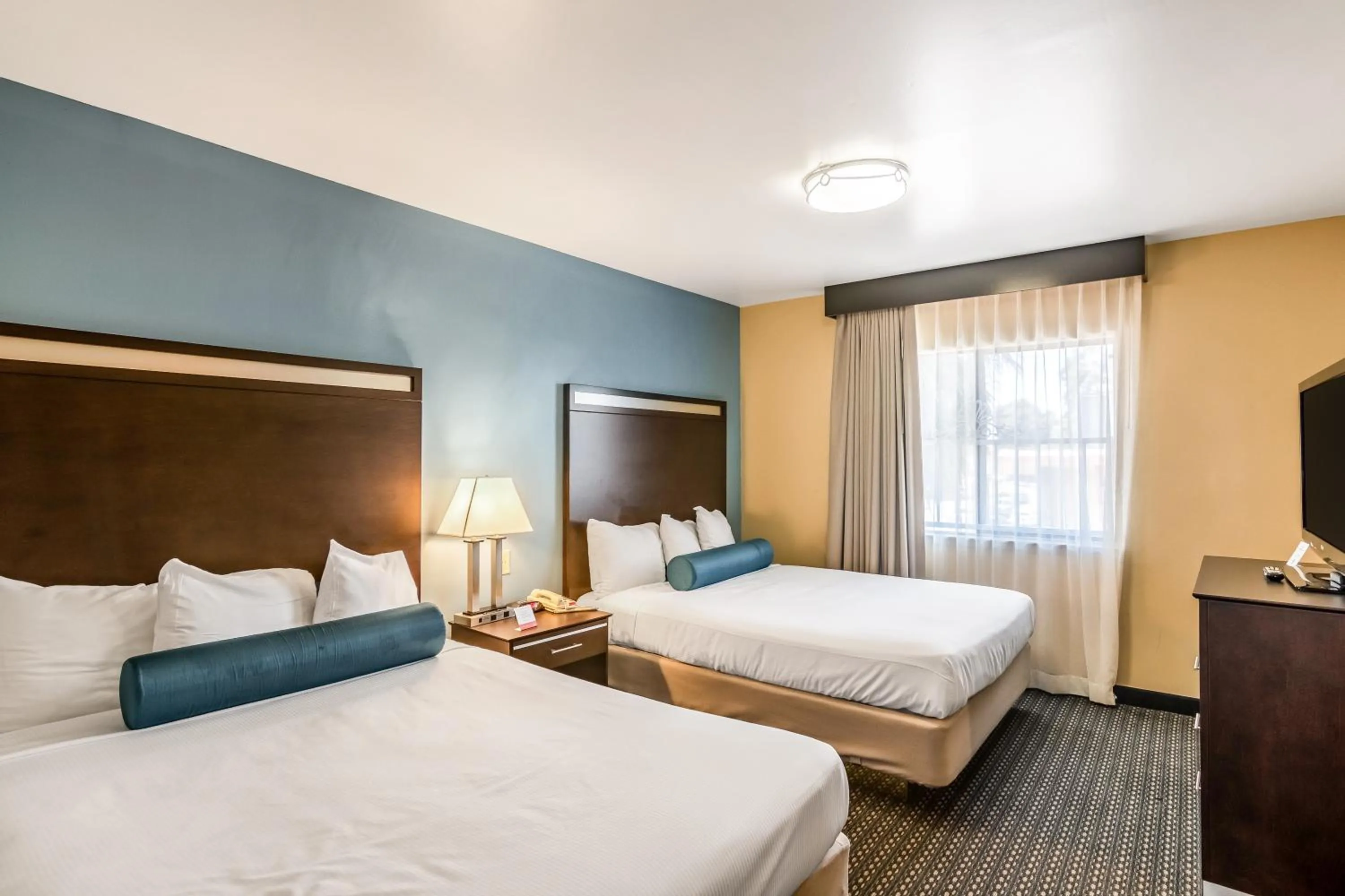 Bedroom, Bed in Glenridge Inn Glendale - Pasadena