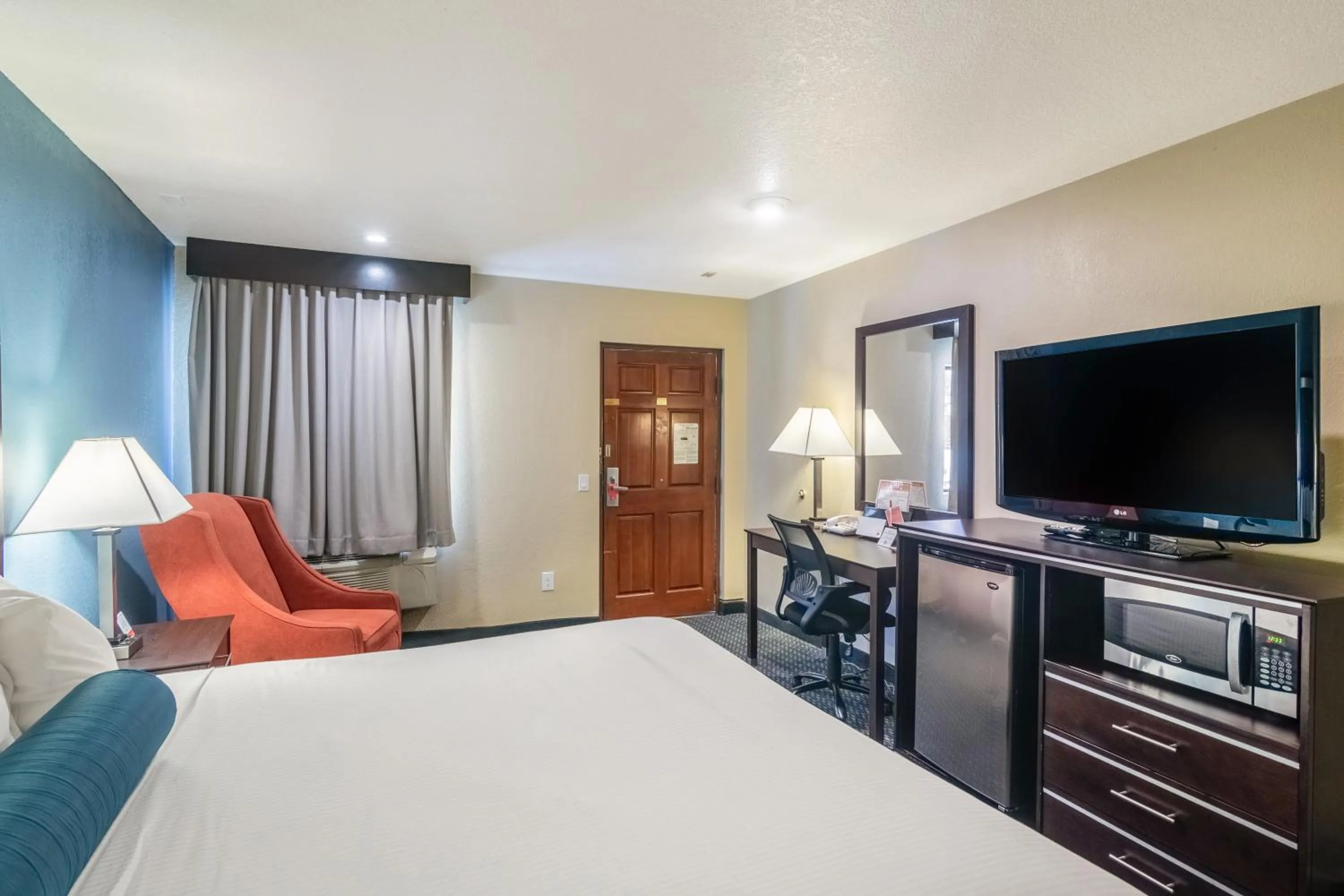 Photo of the whole room, Bed in Glenridge Inn Glendale - Pasadena