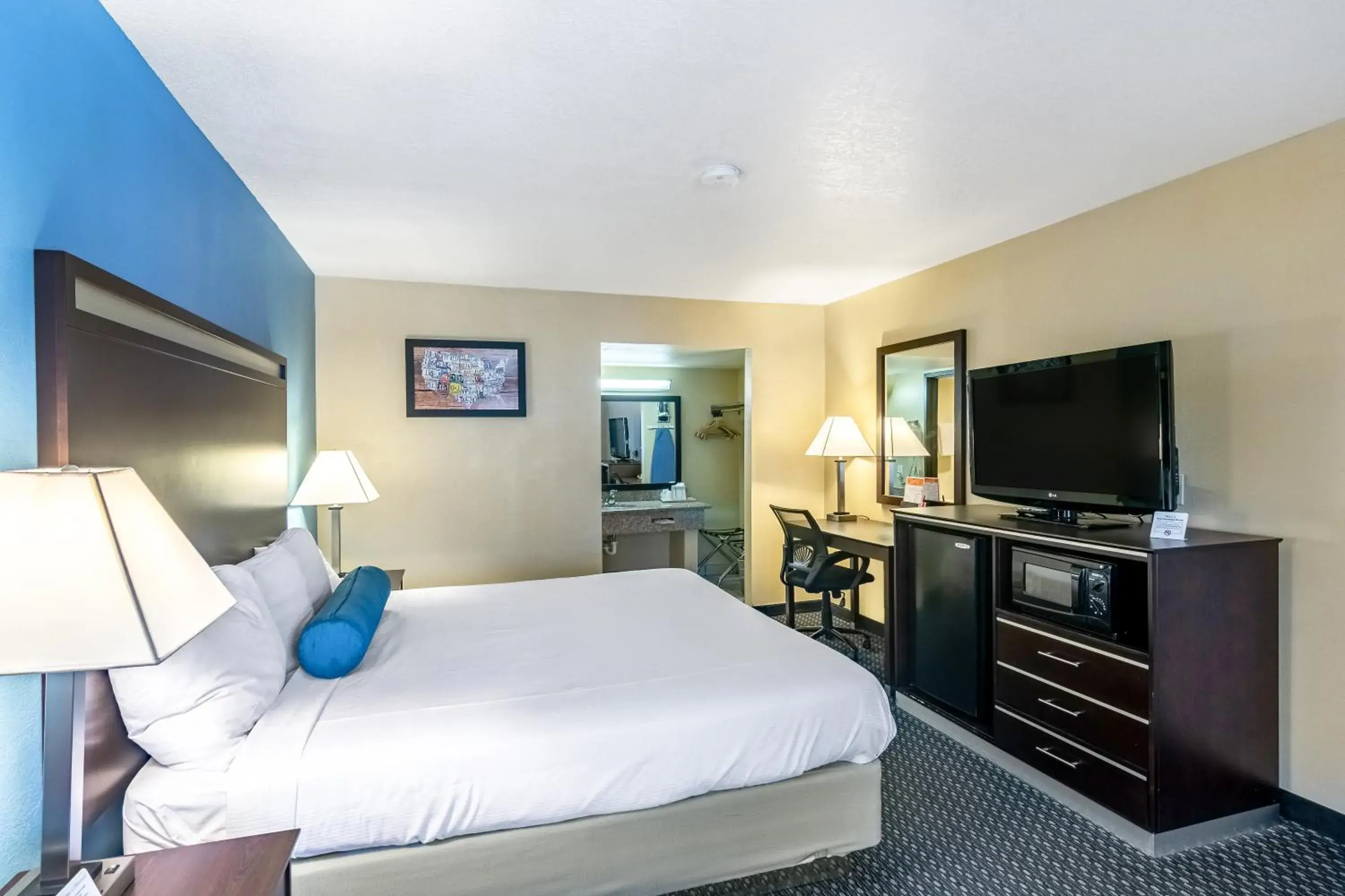 Photo of the whole room, Bed in Glenridge Inn Glendale - Pasadena Photo of the whole room, Bed in Glenridge Inn Glendale - Pasadena