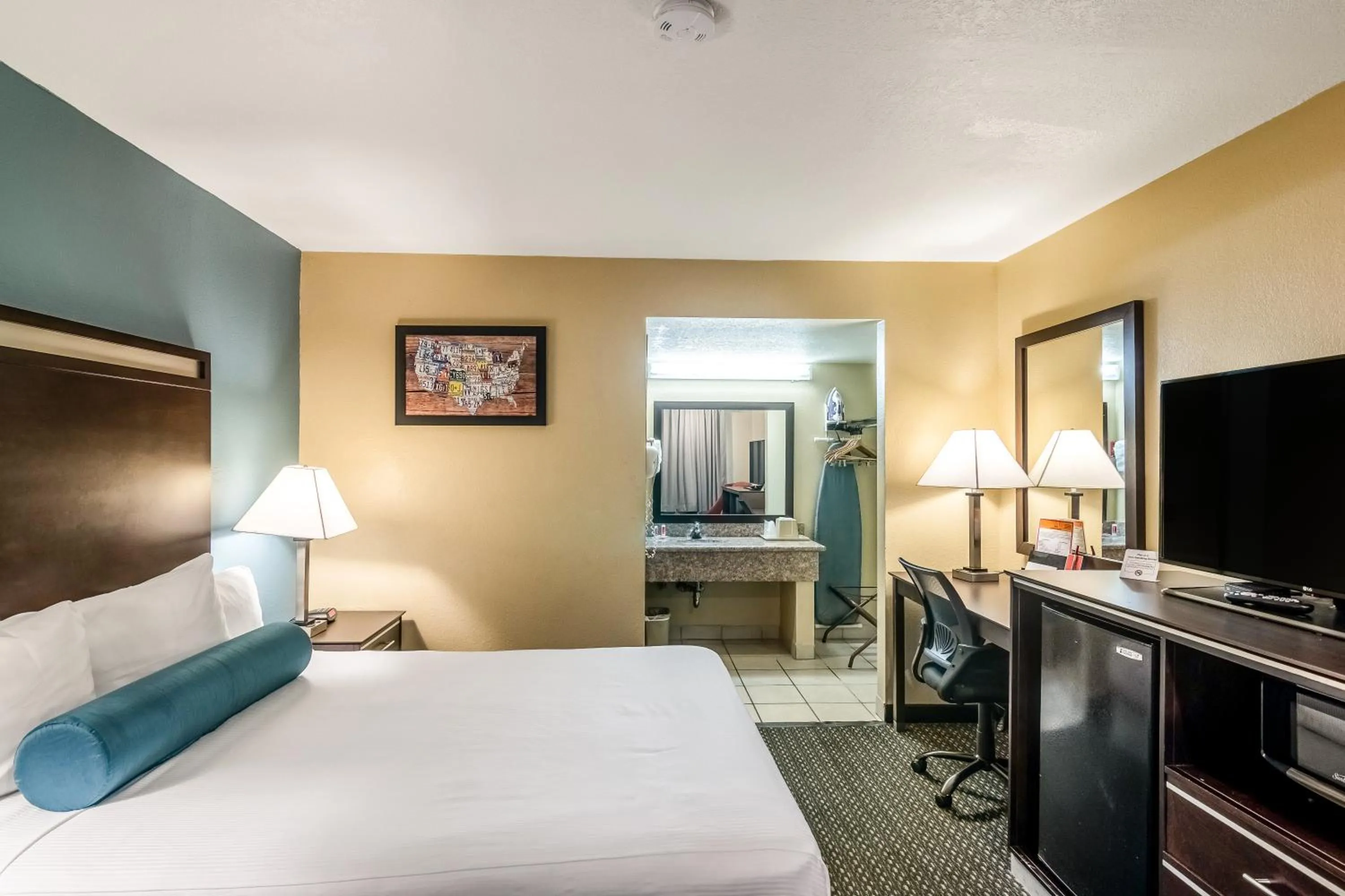 Photo of the whole room, Bed in Glenridge Inn Glendale - Pasadena