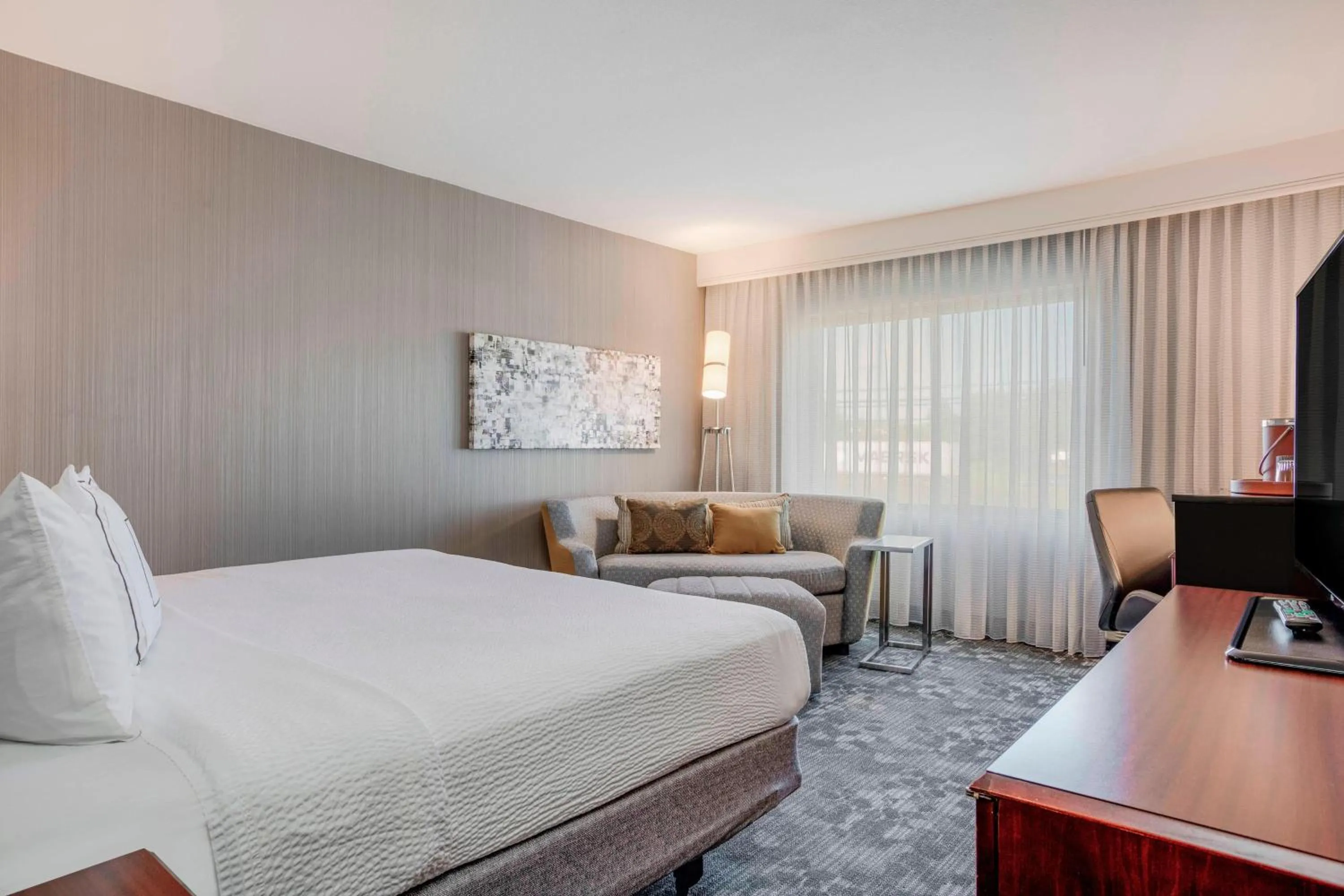 Photo of the whole room, Bed in Courtyard by Marriot Cranbury South Brunswick