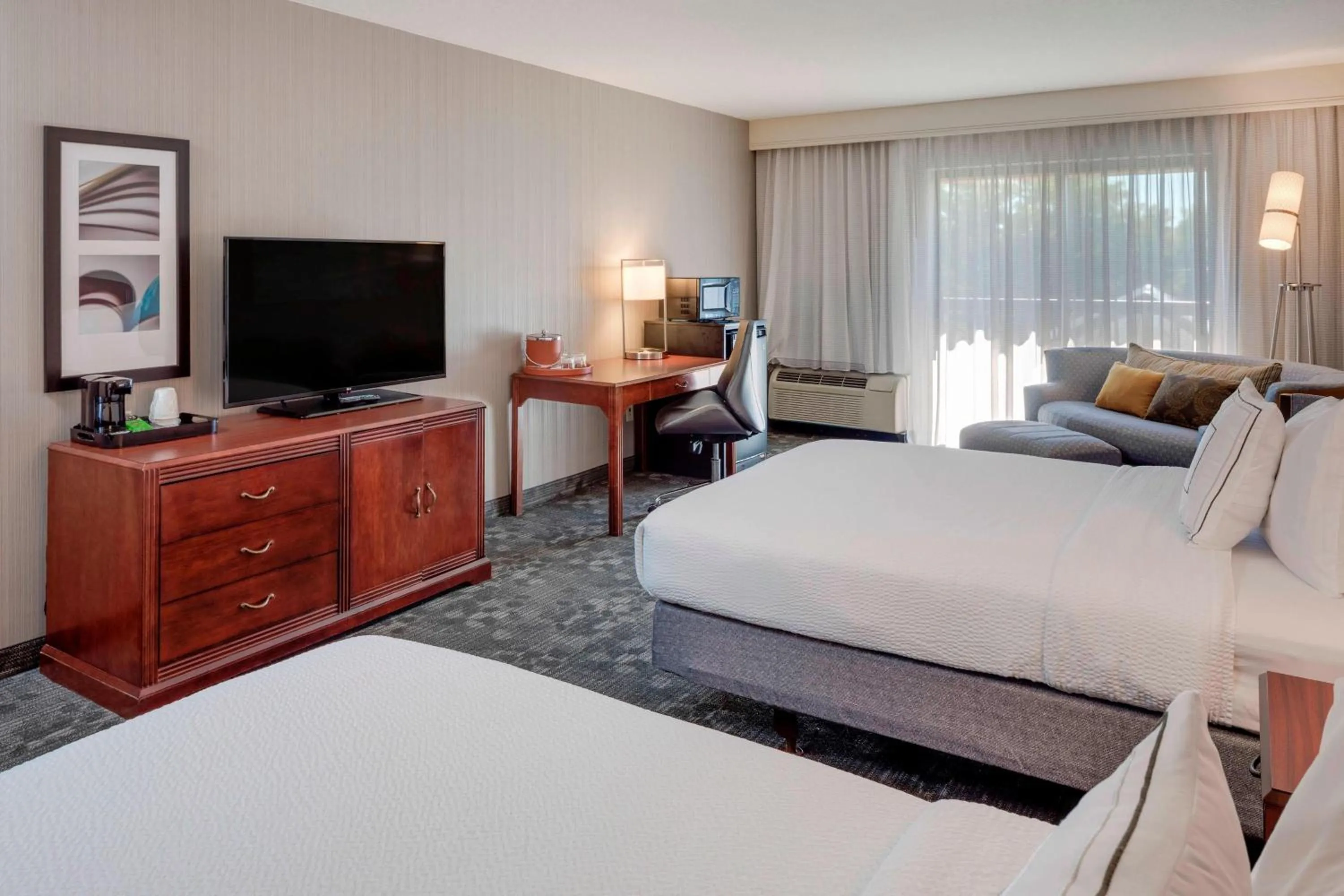 Photo of the whole room, Bed in Courtyard by Marriot Cranbury South Brunswick