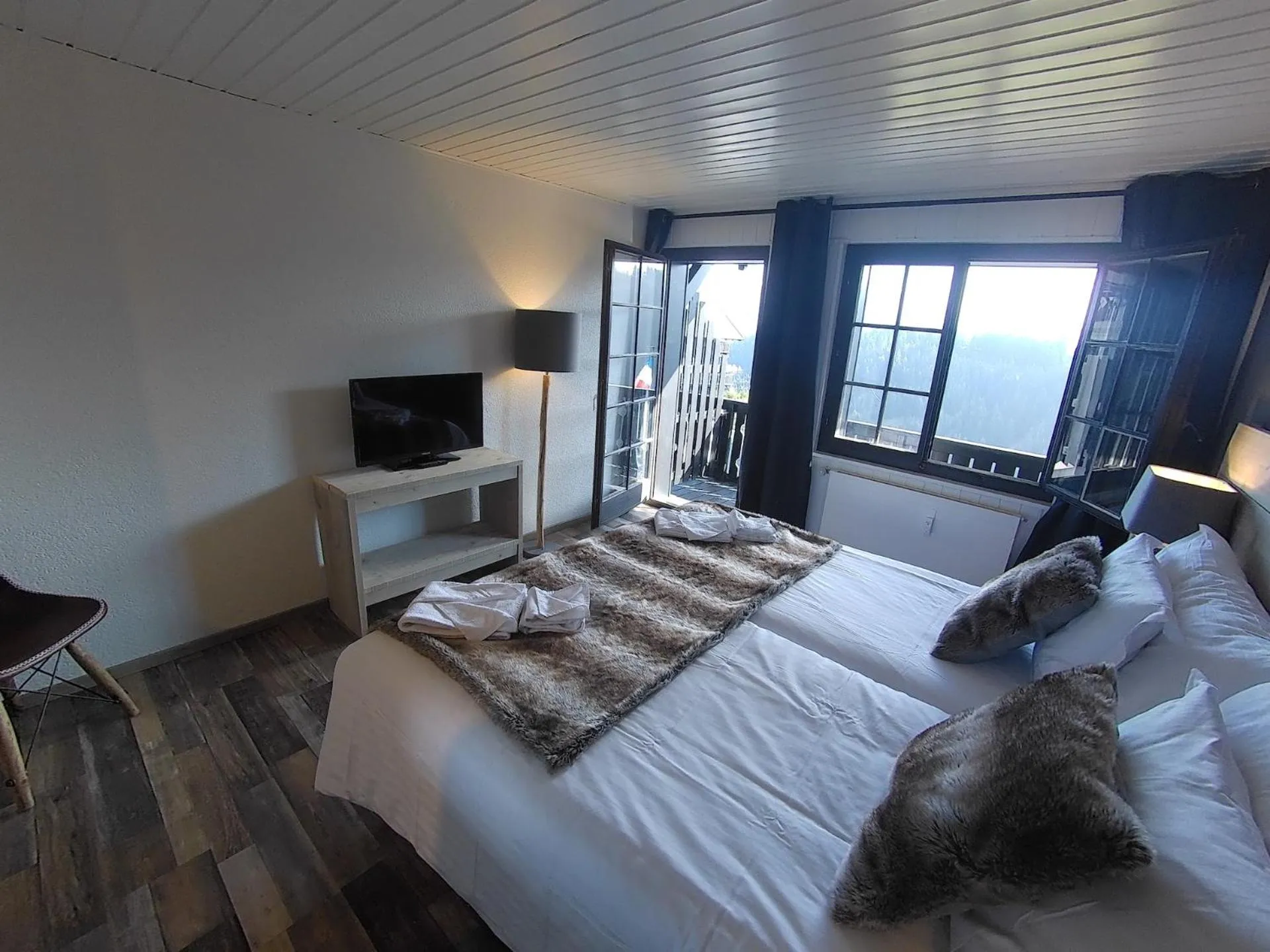 Photo of the whole room, Bed in Champoussin Lodge