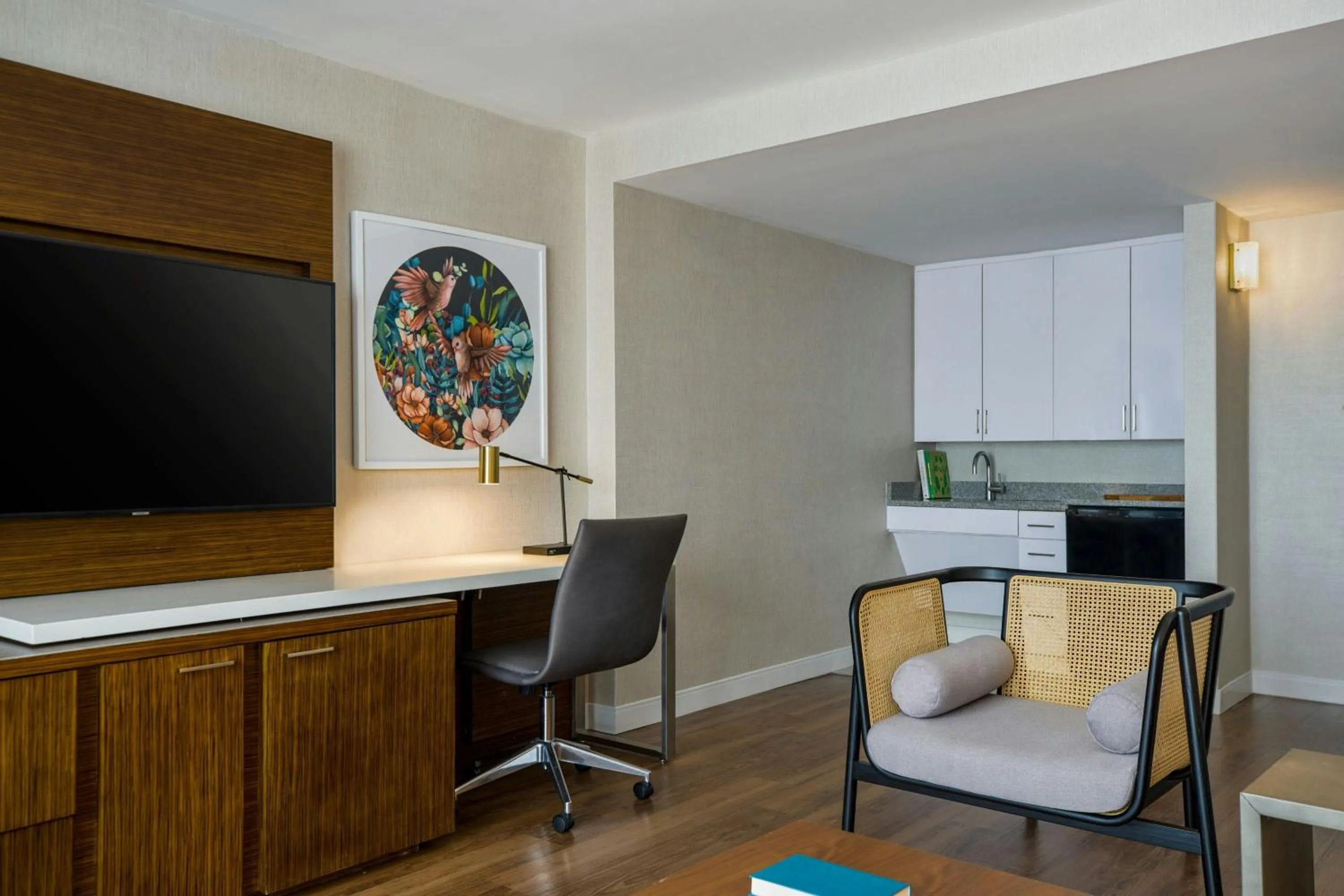 Living room in Renaissance Meadowlands Hotel