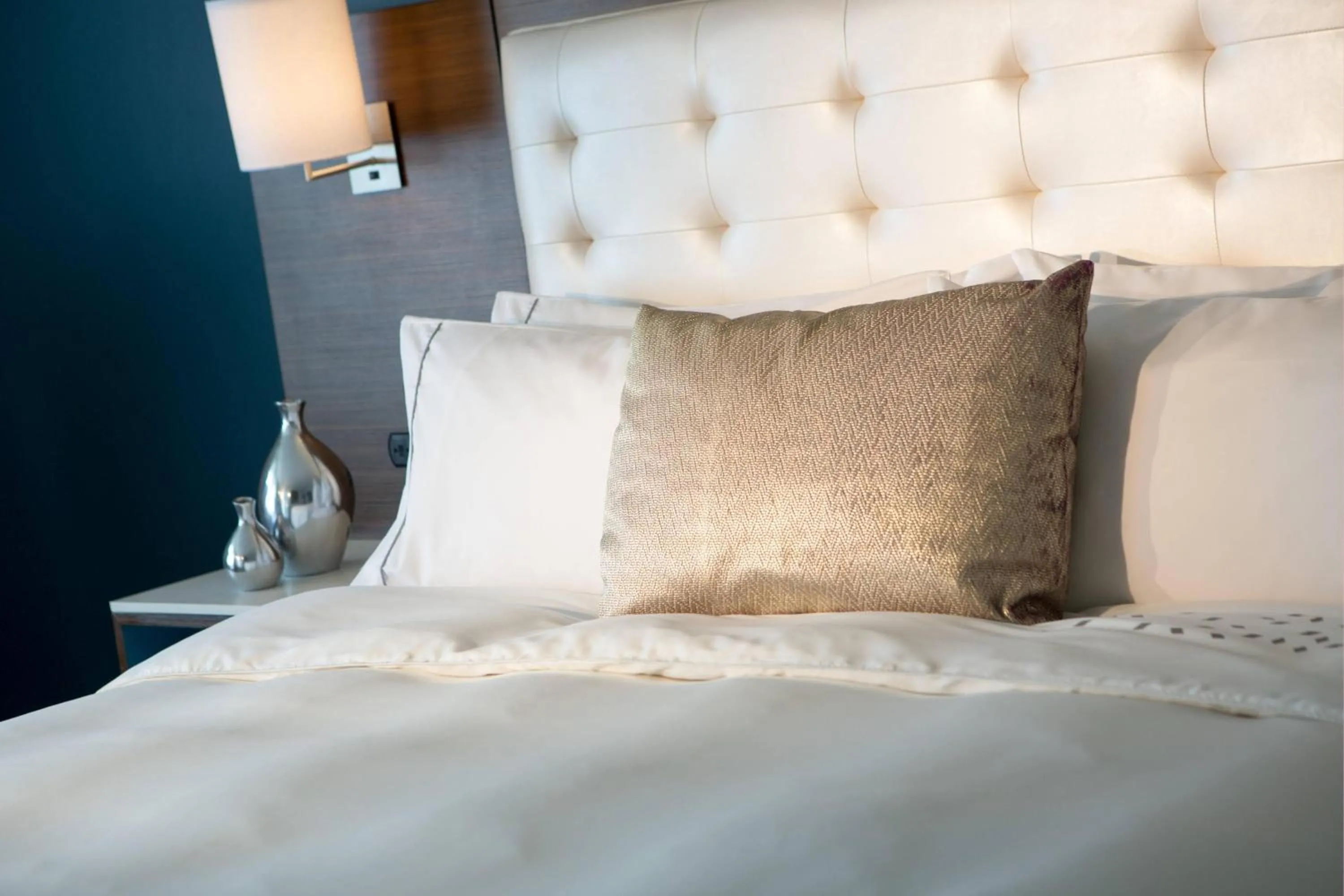 Photo of the whole room, Bed in Renaissance Meadowlands Hotel