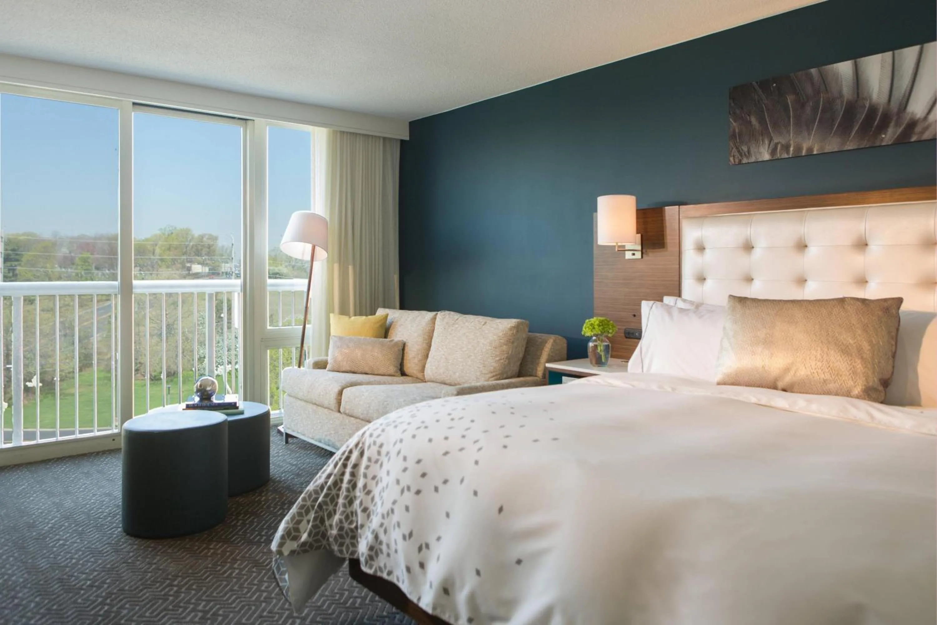 Photo of the whole room, Bed in Renaissance Meadowlands Hotel