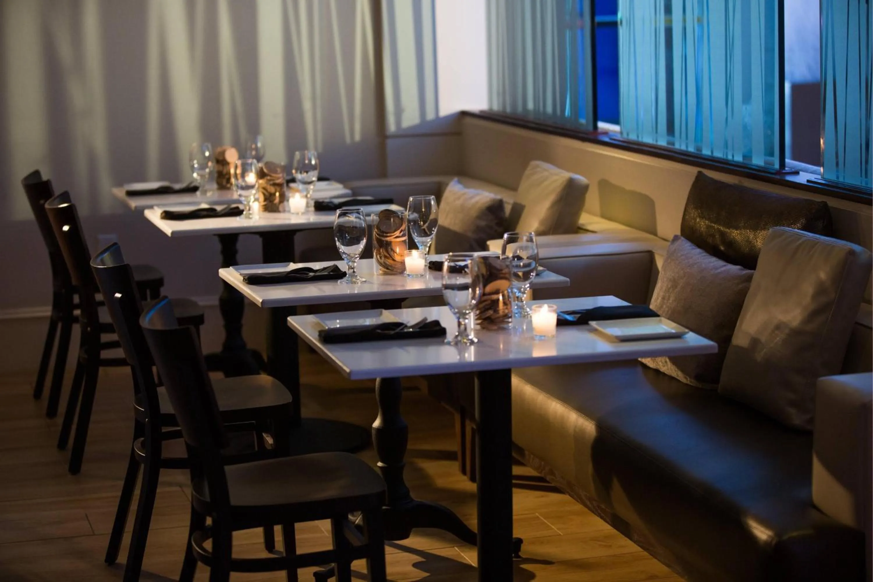 Restaurant/places to eat in Renaissance Meadowlands Hotel