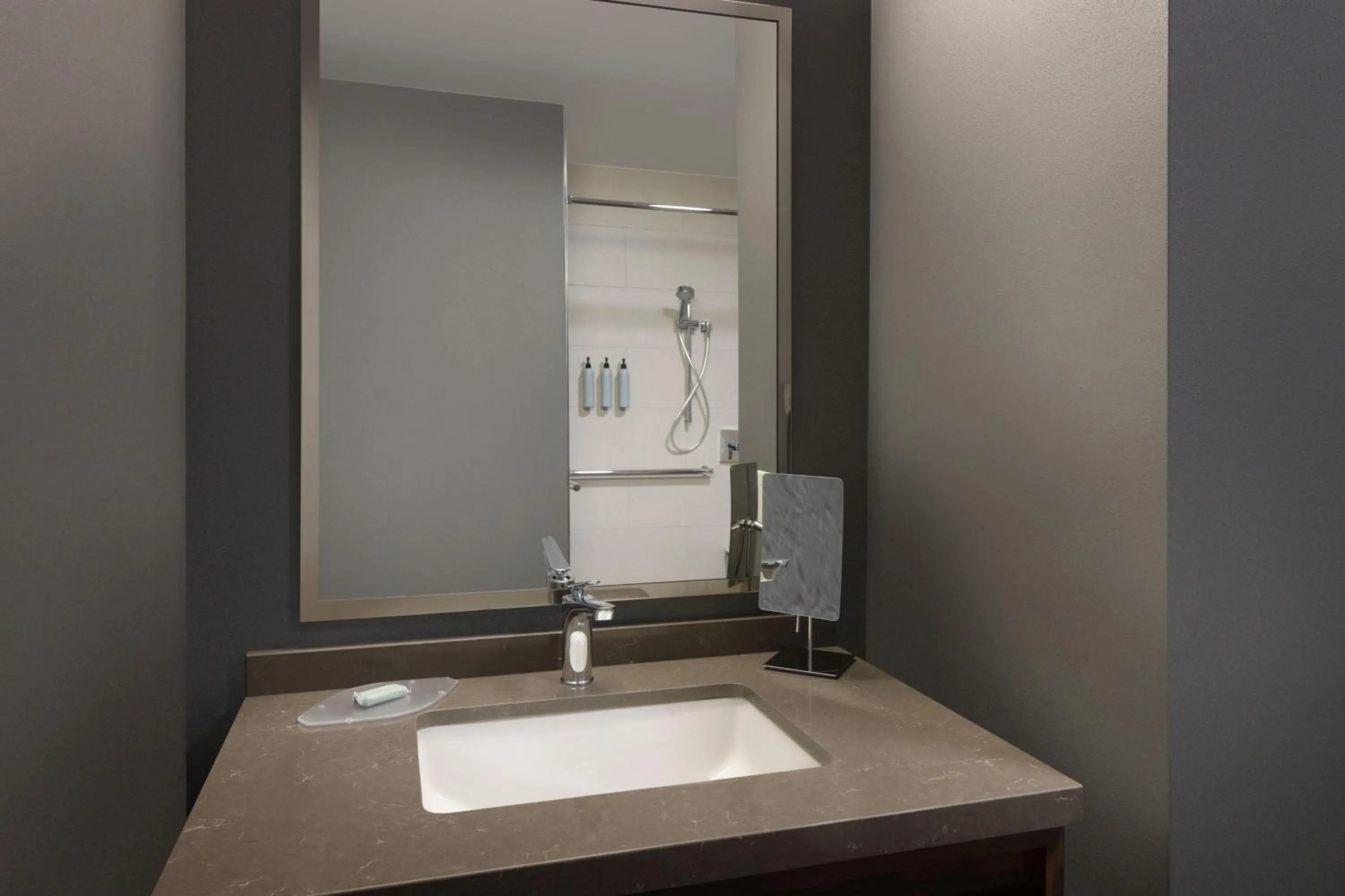 Bathroom in Courtyard Edison Woodbridge