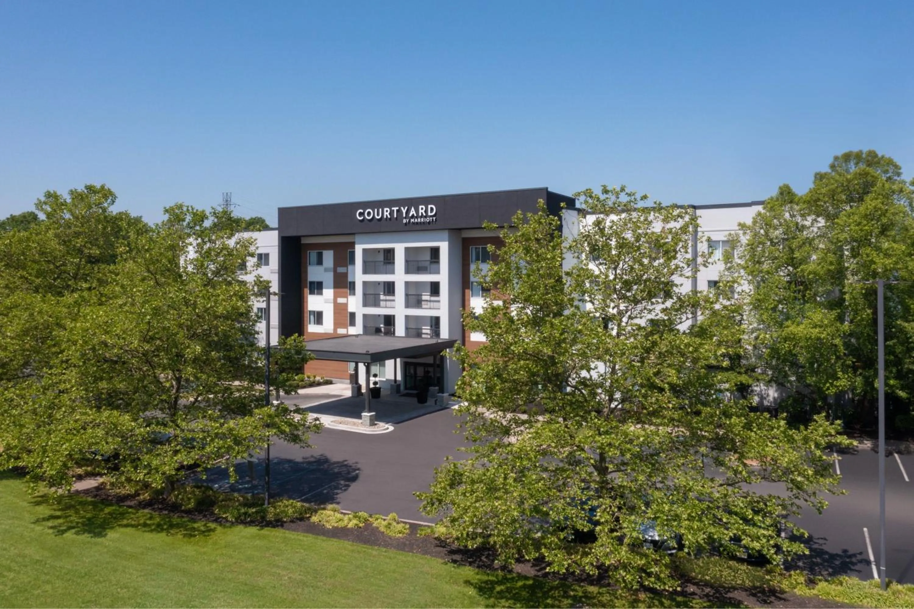 Property building in Courtyard Edison Woodbridge