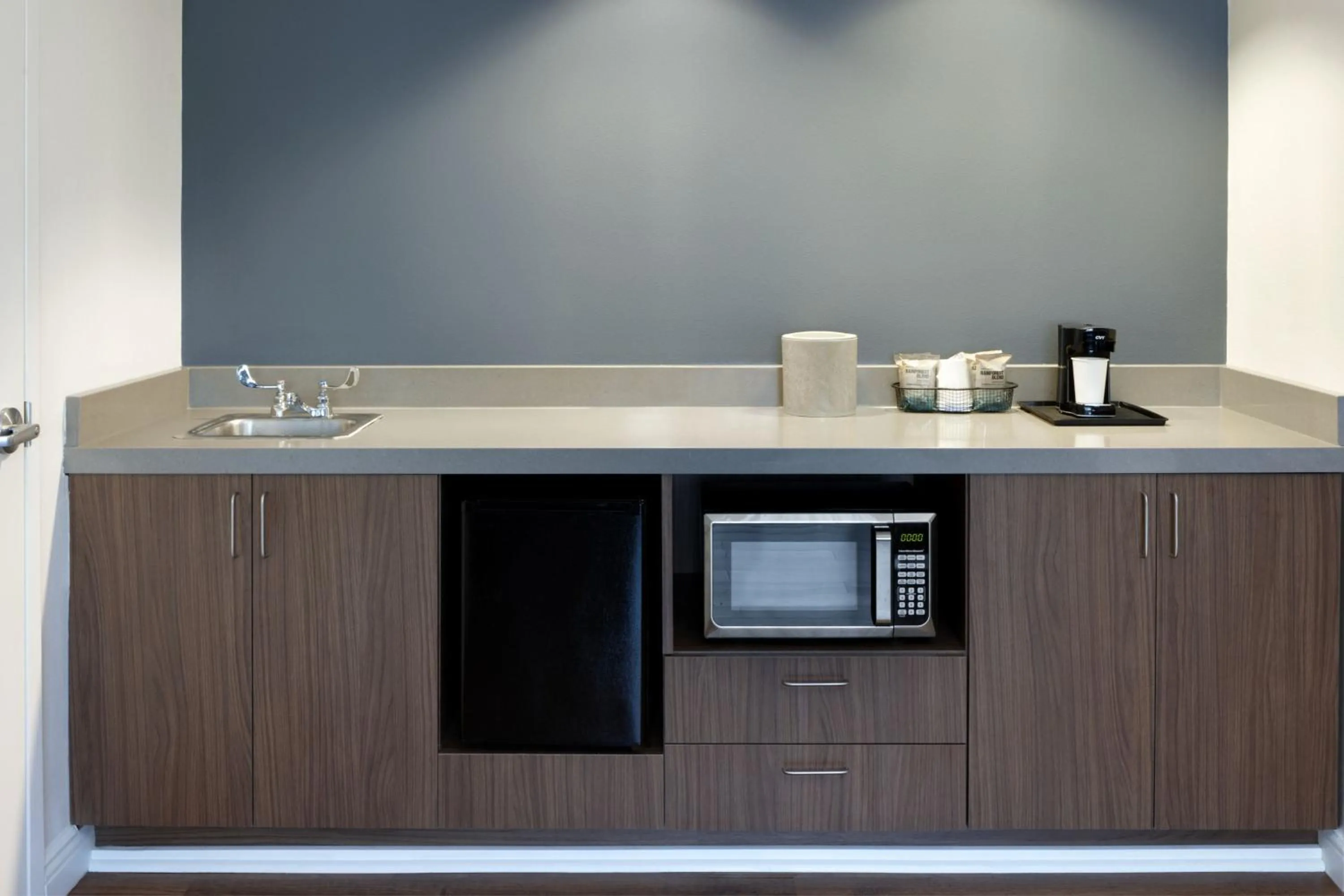 Kitchen or kitchenette in Courtyard Edison Woodbridge