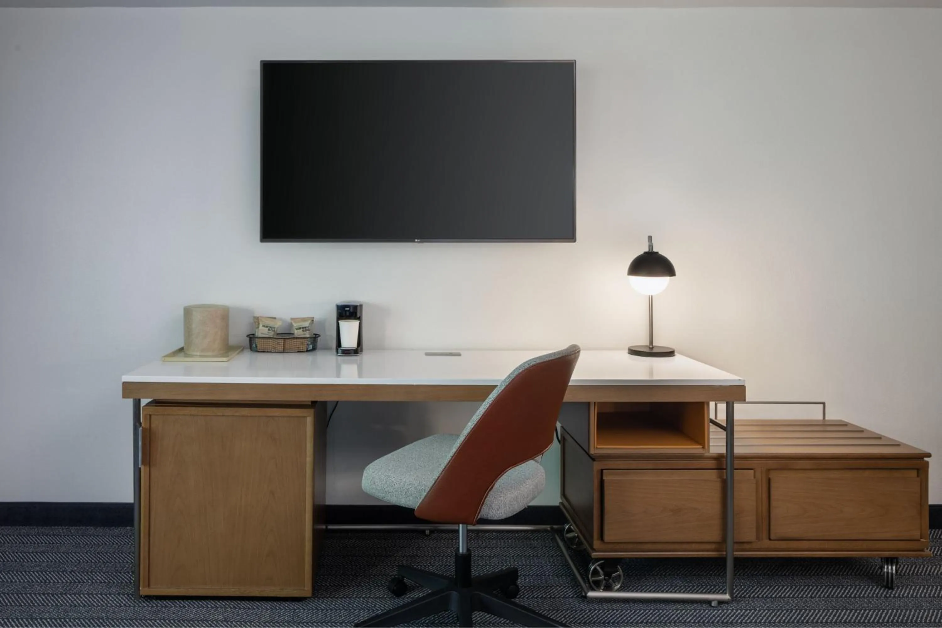 Bedroom in Courtyard Edison Woodbridge