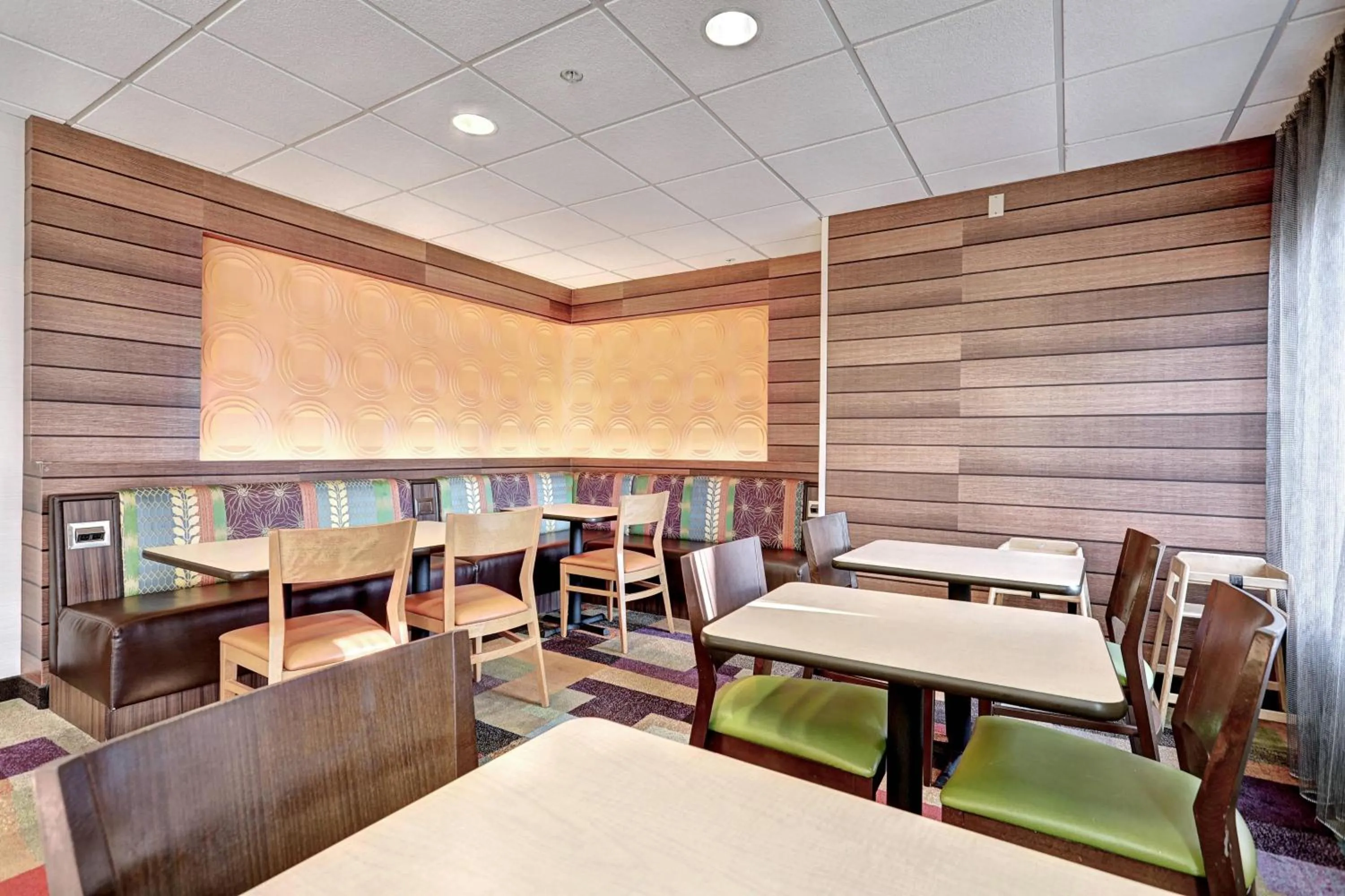 Breakfast in Fairfield Inn & Suites by Marriott Edison - South Plainfield