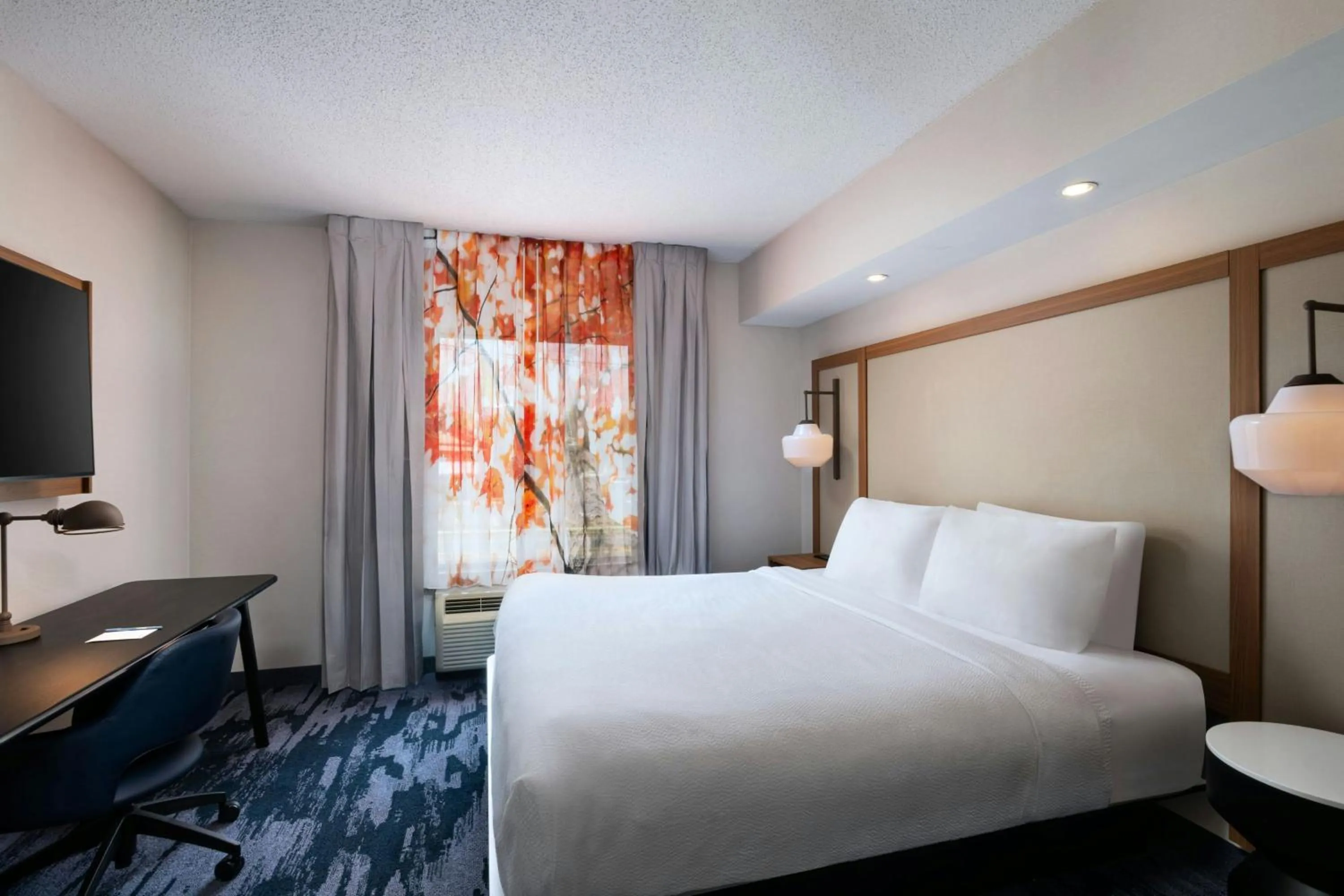 Bedroom, Bed in Fairfield Inn & Suites by Marriott Edison - South Plainfield