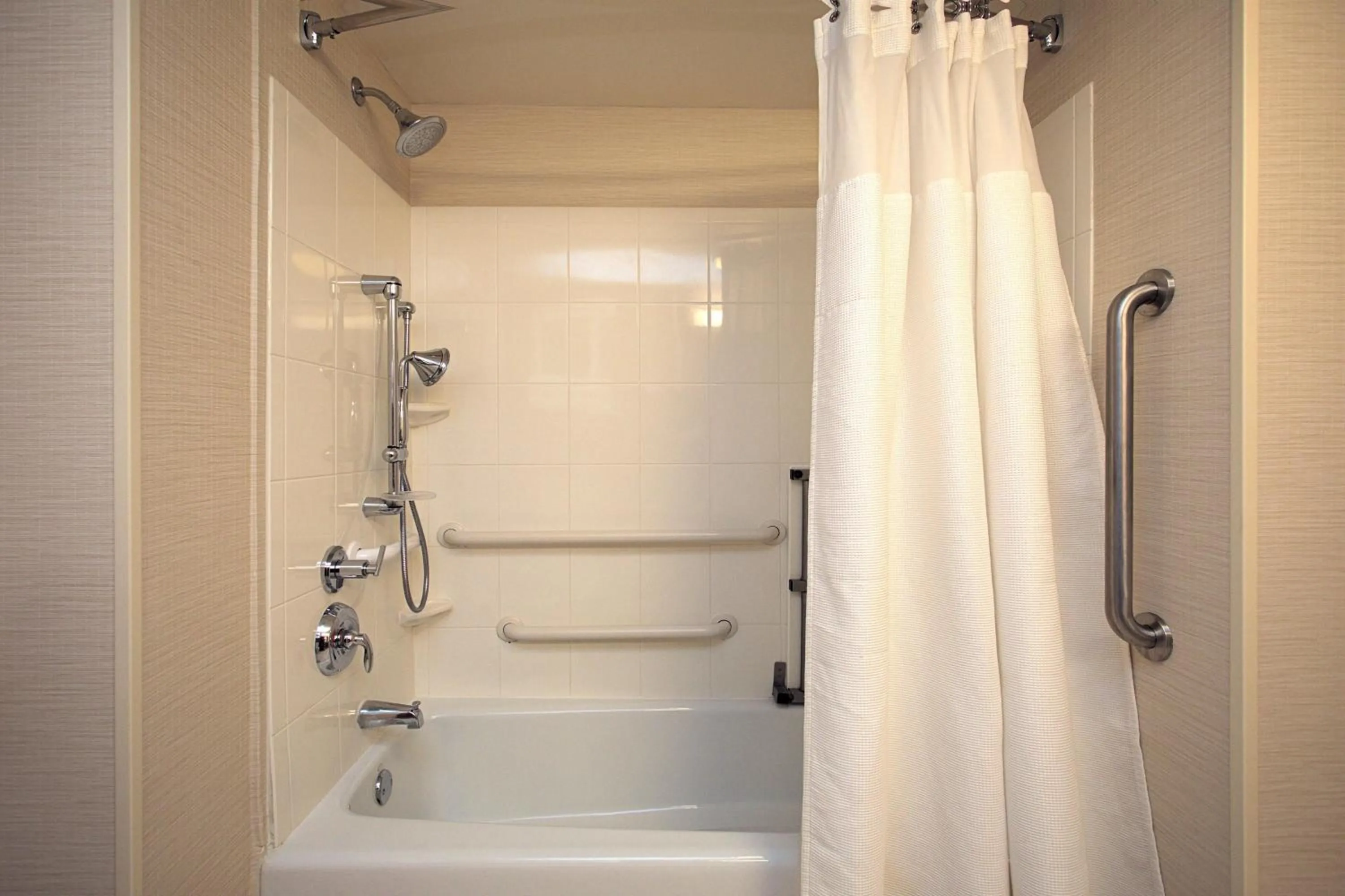 Bathroom in Fairfield Inn & Suites by Marriott Edison - South Plainfield