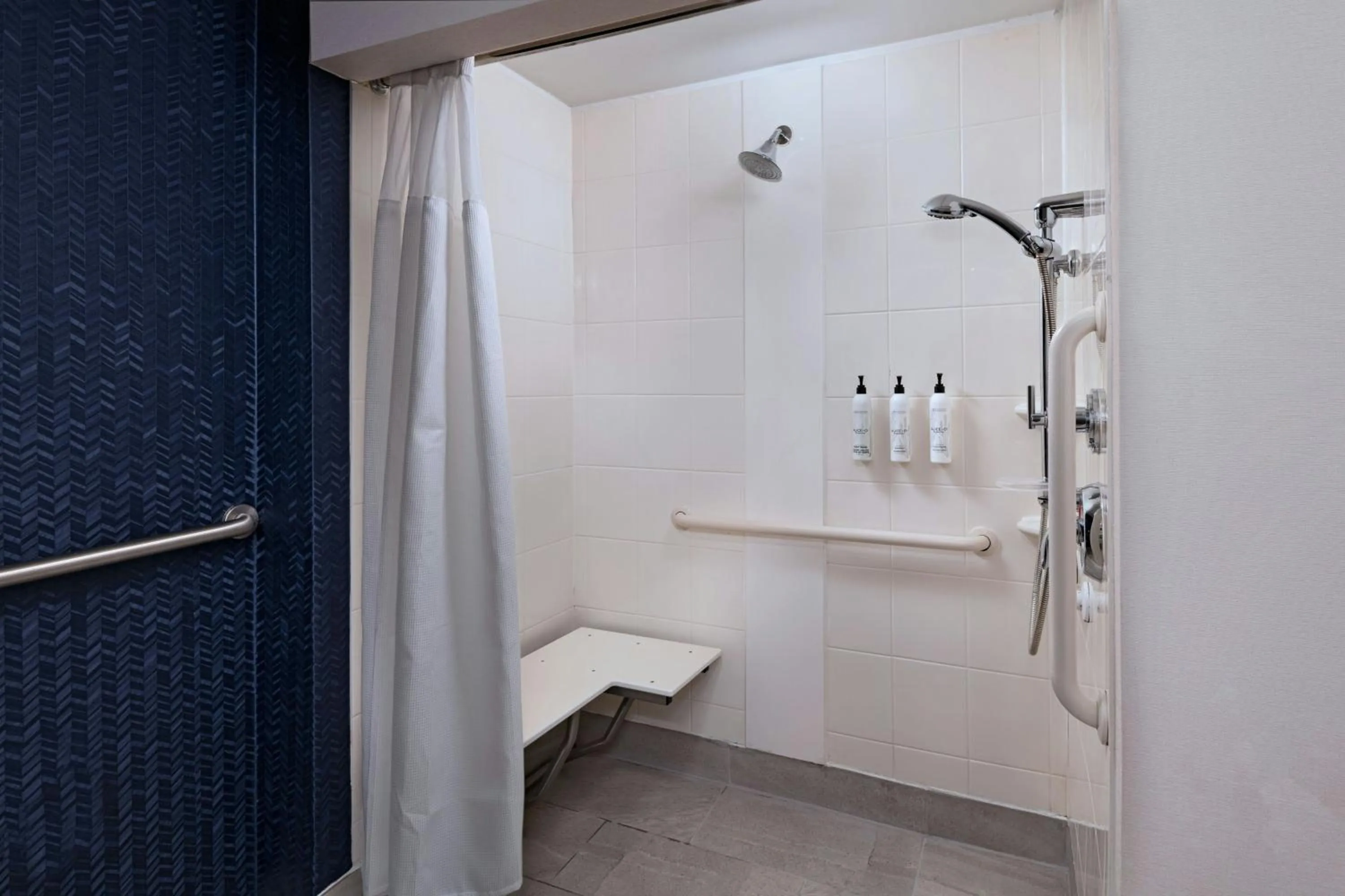Bathroom in Fairfield Inn & Suites by Marriott Edison - South Plainfield
