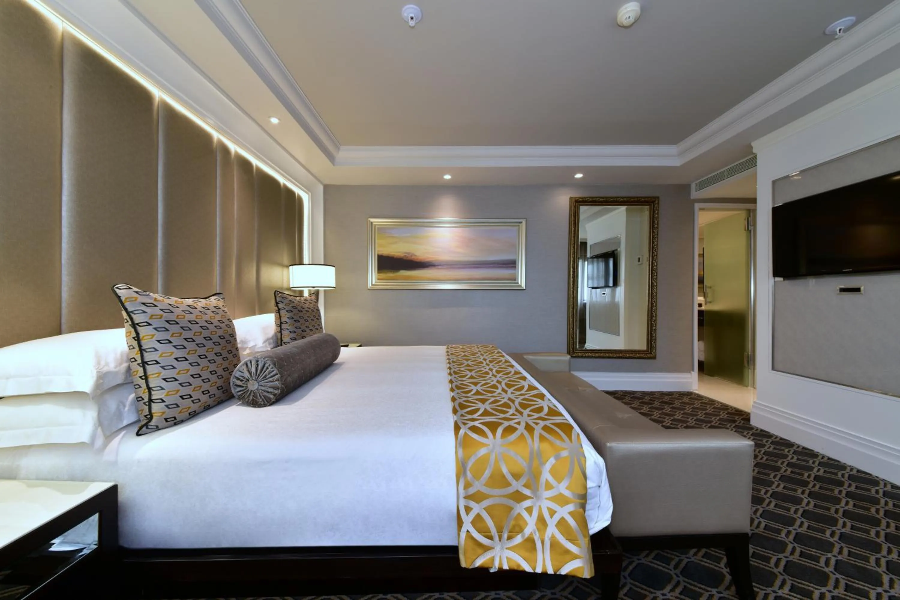 Bedroom, Bed in Sandton Sun and Towers
