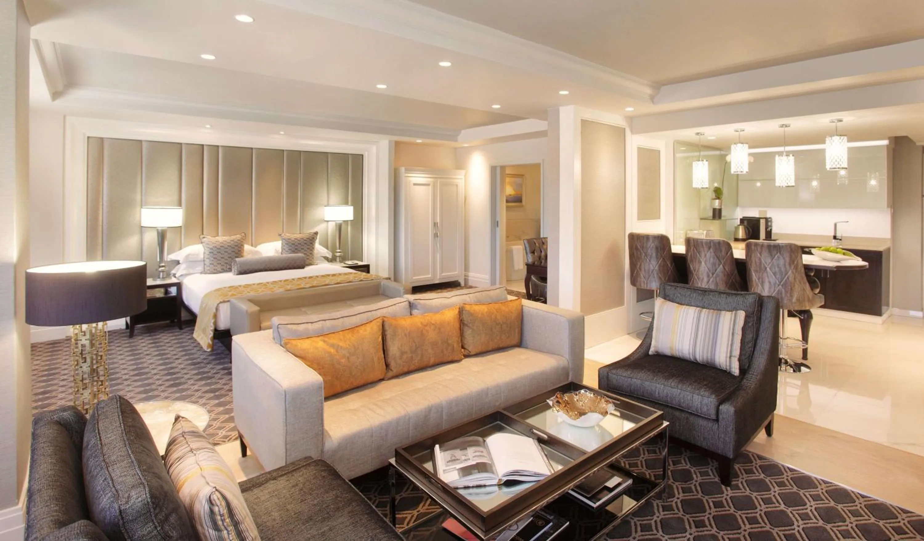 Bedroom, Bed in Sandton Sun and Towers