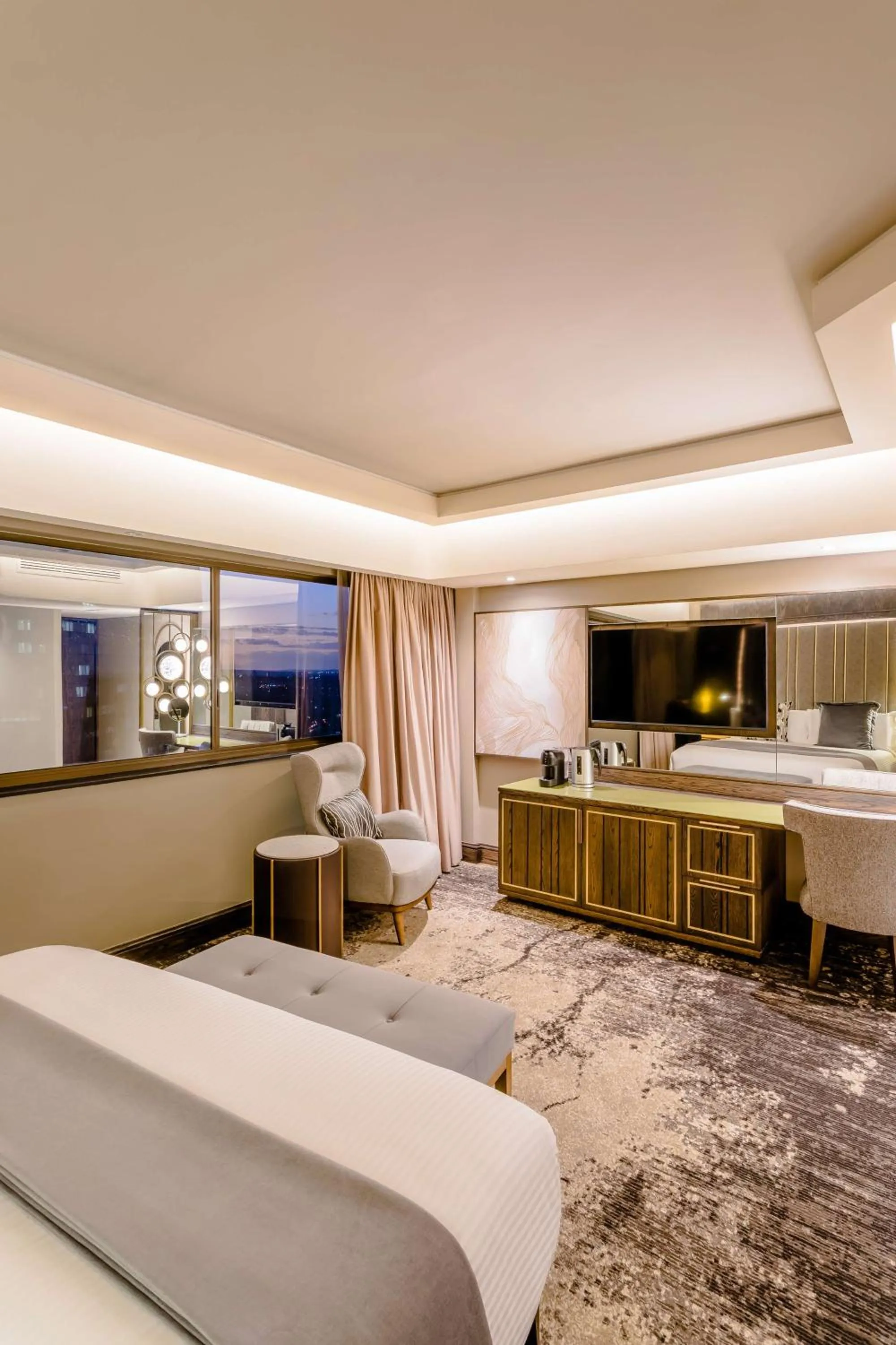 Bedroom, Bed in Sandton Sun and Towers