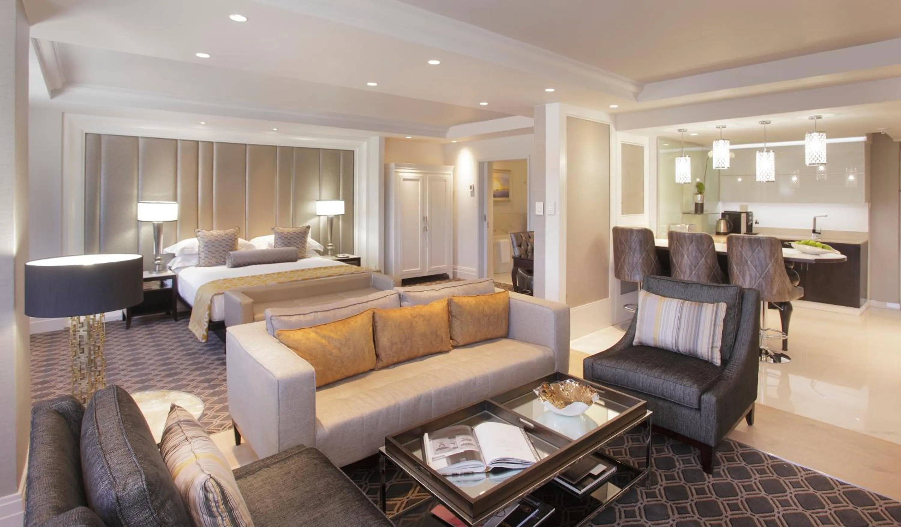 Kitchen or kitchenette, Bed in Sandton Sun and Towers