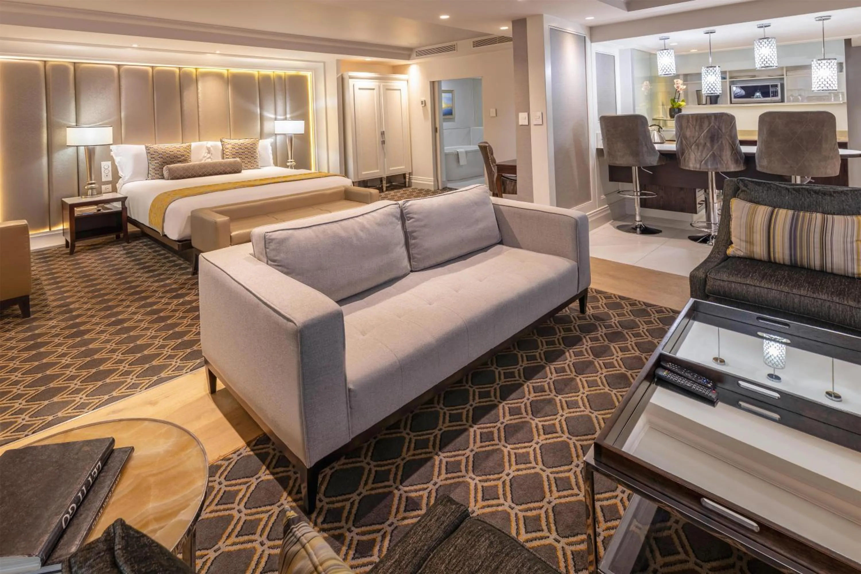 Bedroom, Bed in Sandton Sun and Towers