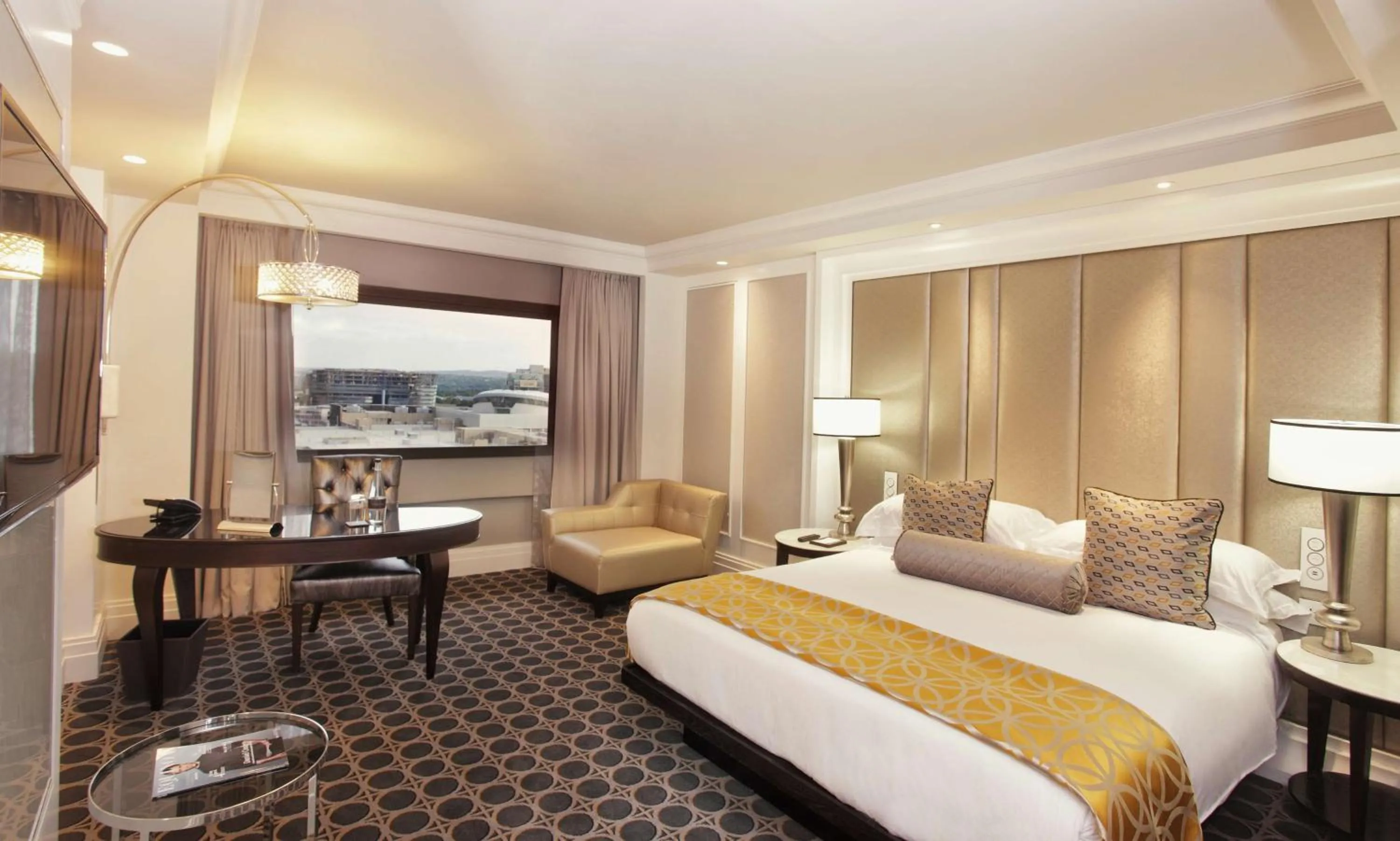 Bedroom, Bed in Sandton Sun and Towers