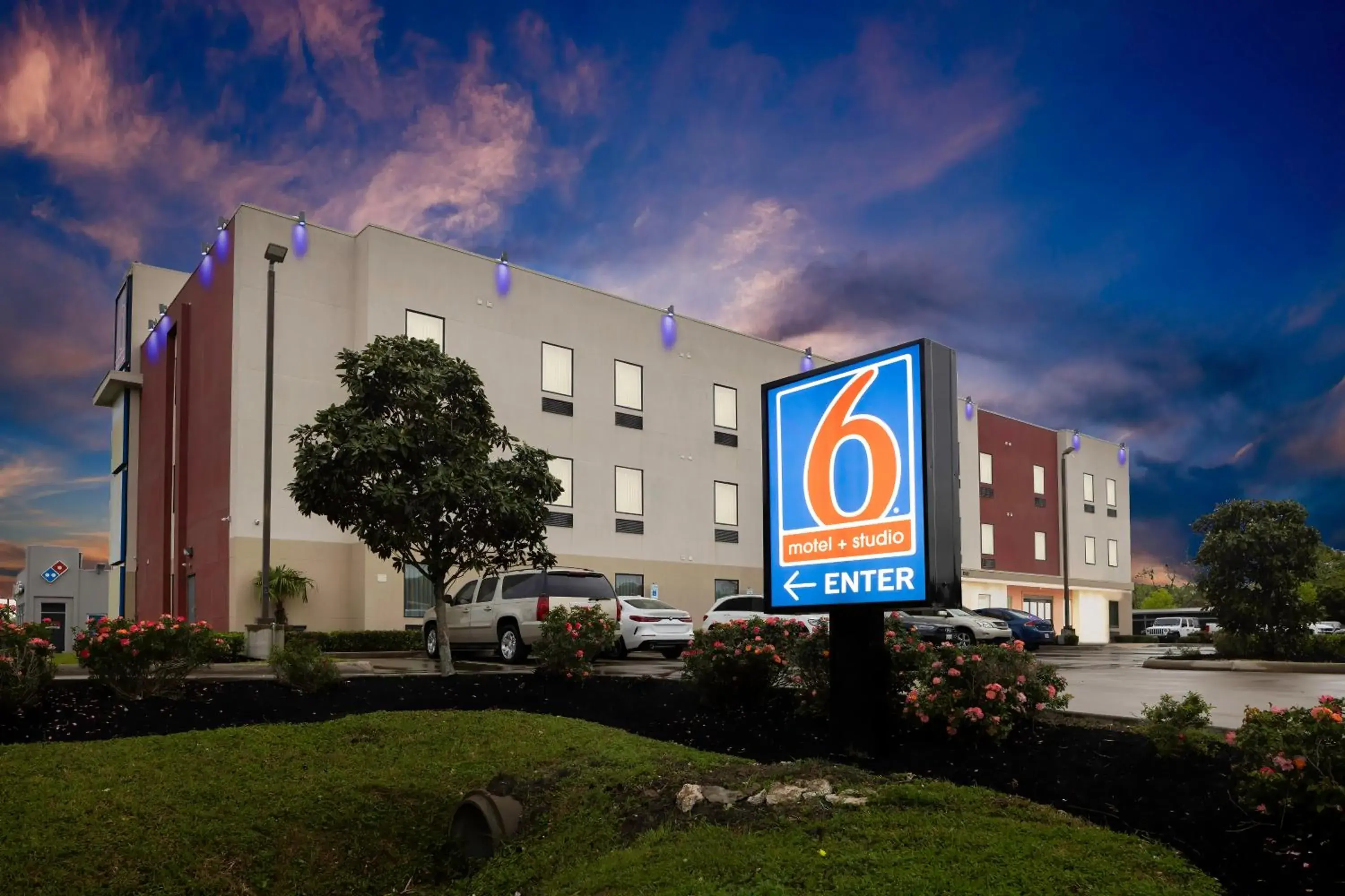 Property Building in Motel 6 Texas City, TX - I-45 South