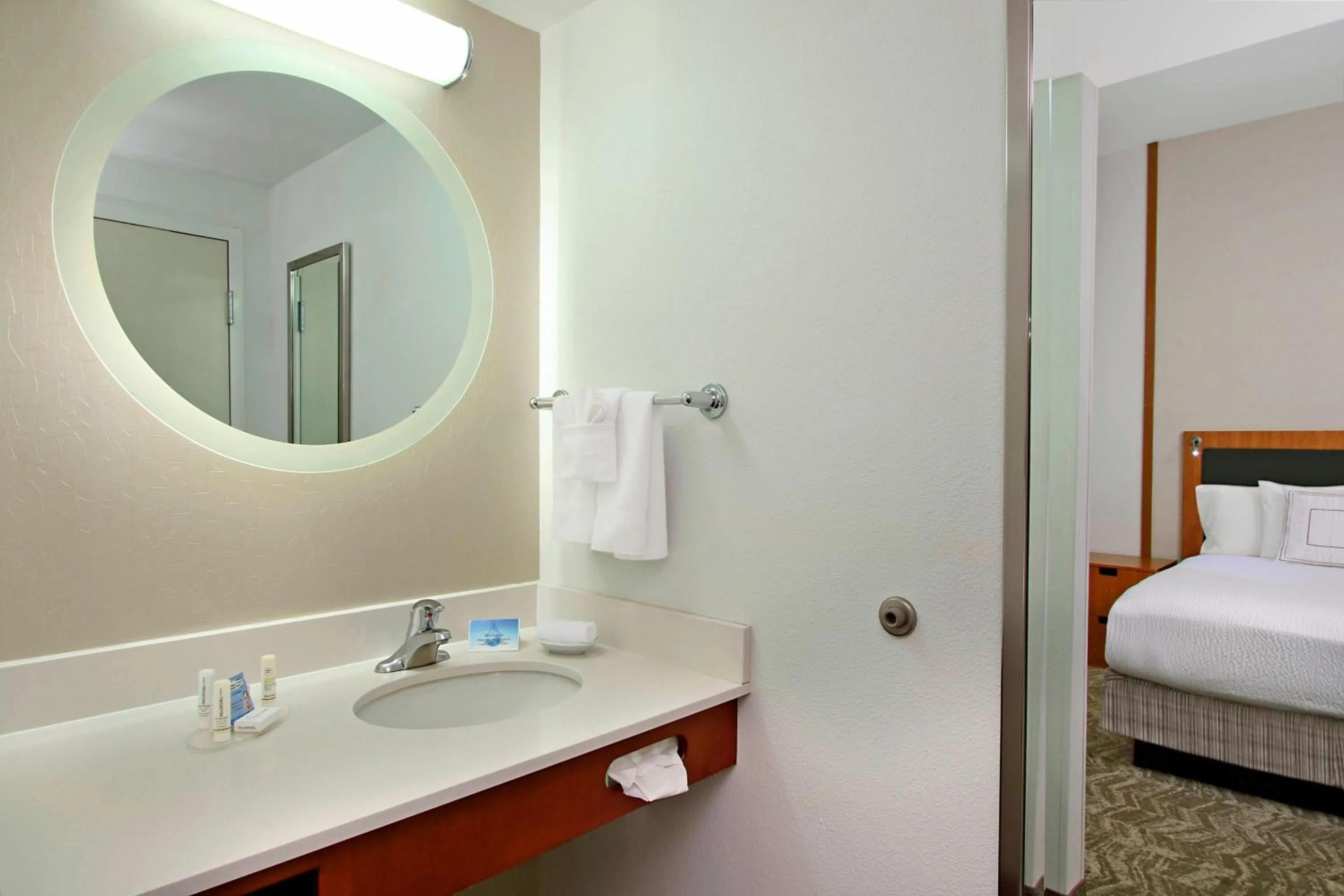 Bathroom, Bed in SpringHill Suites by Marriott Madera