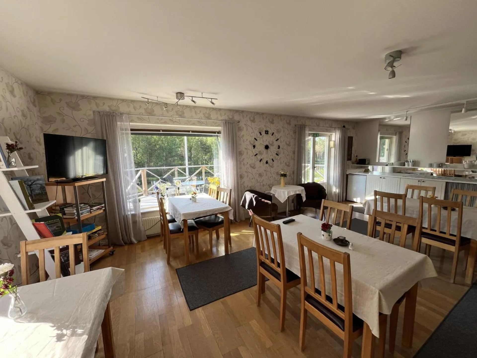 Communal lounge/ TV room in Hotell Strandvillan Orsa