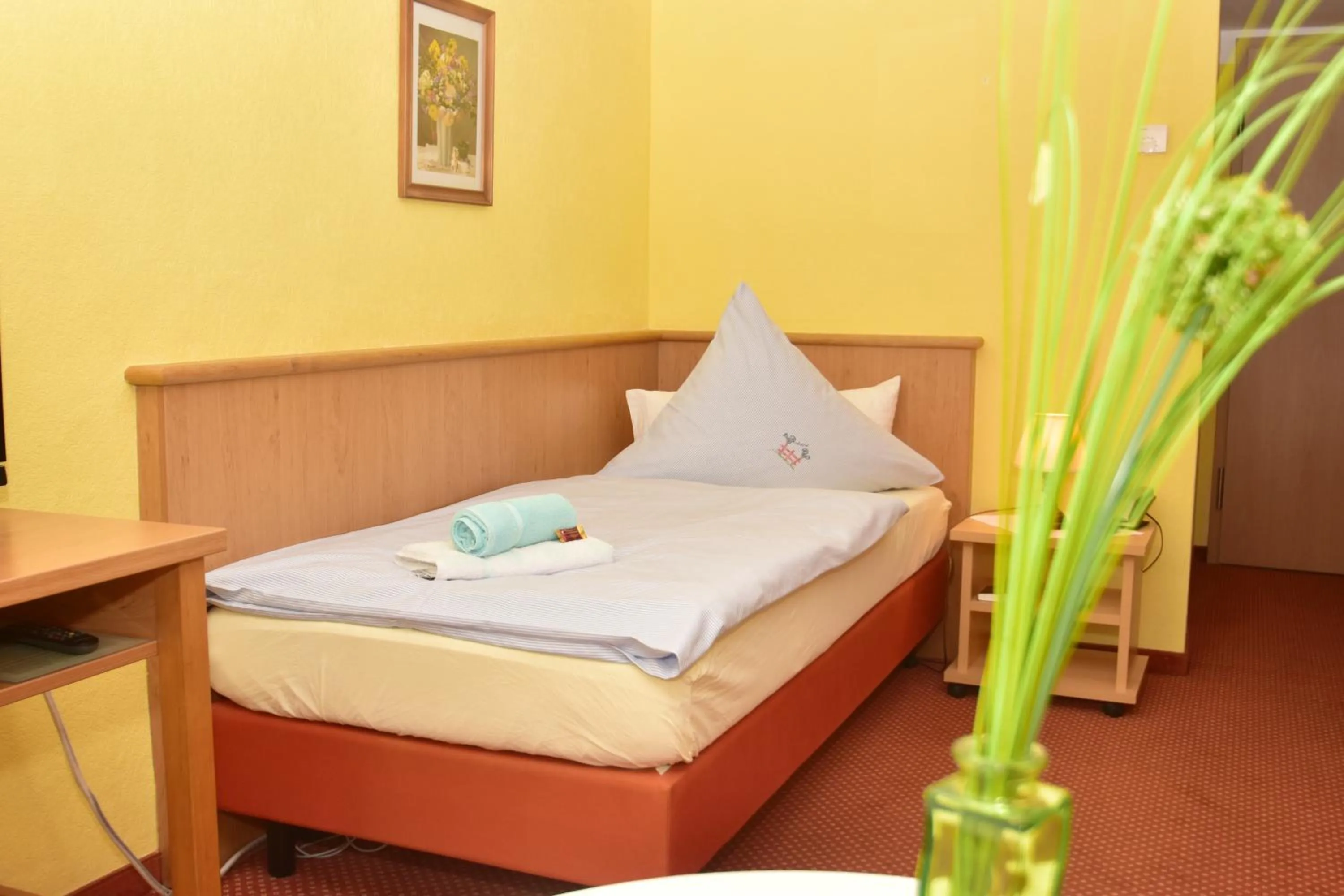 Photo of the whole room, Bed in Landhotel Zur Guten Einkehr