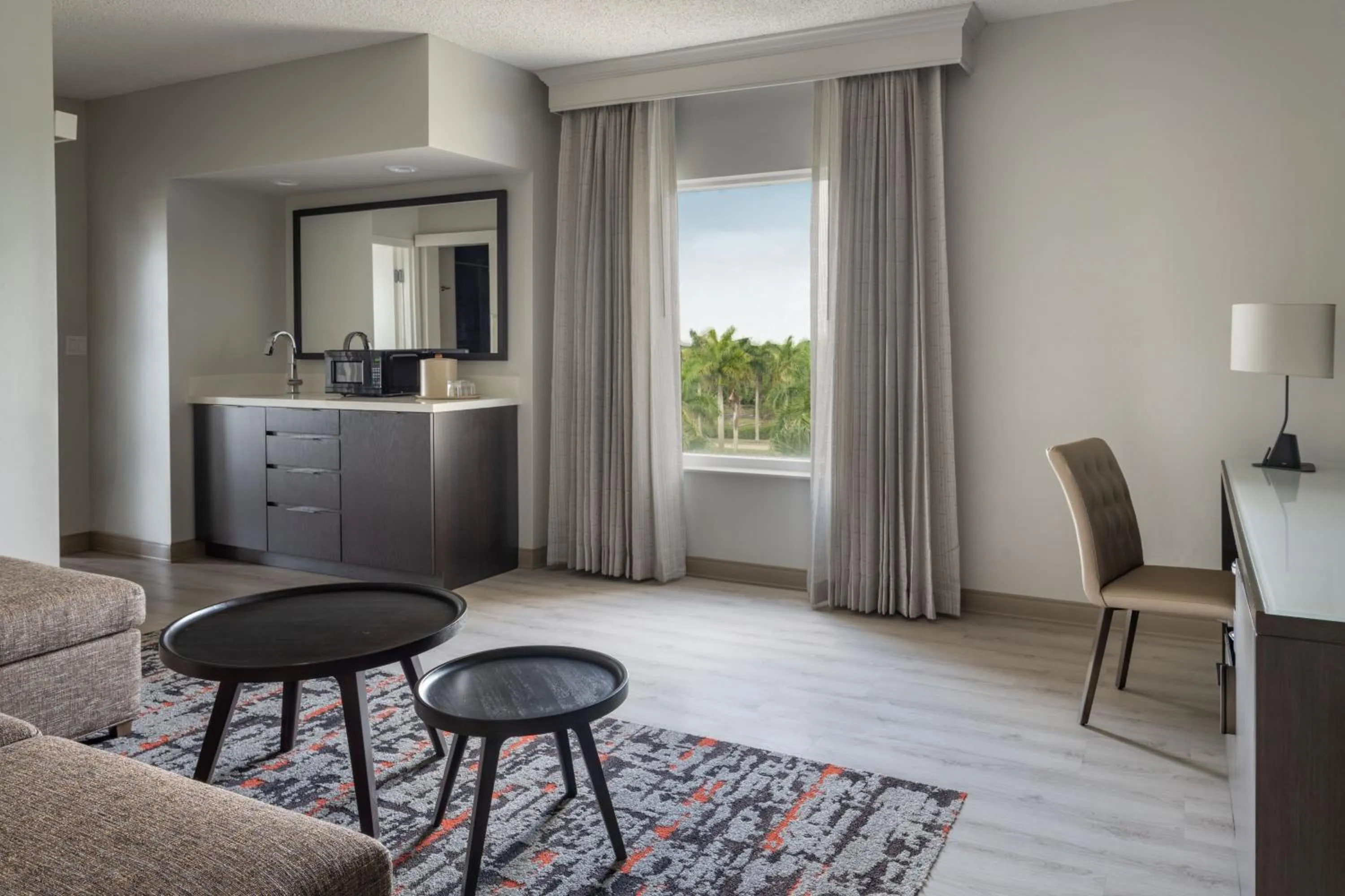 Living room in Fort Lauderdale Marriott Coral Springs Hotel & Convention Center