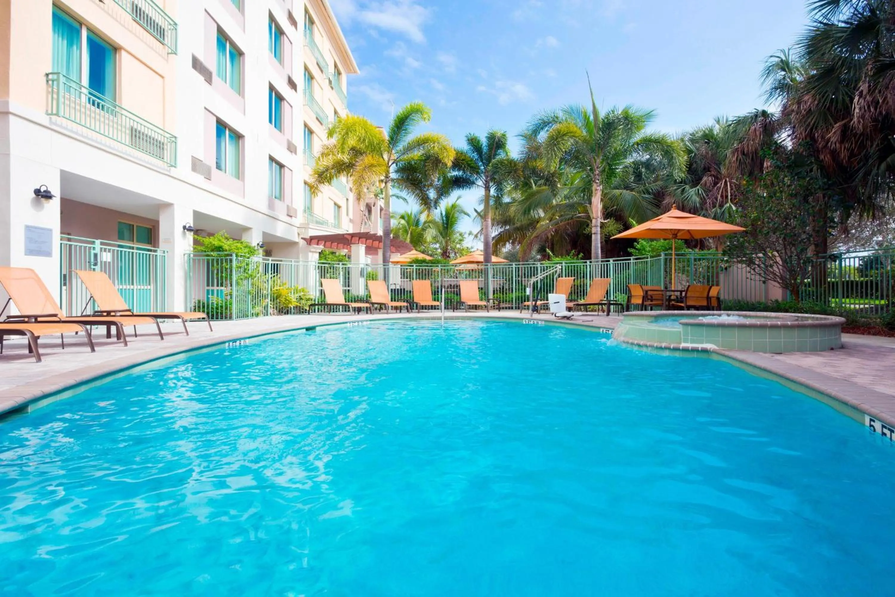 Swimming pool in Courtyard Fort Lauderdale SW Miramar
