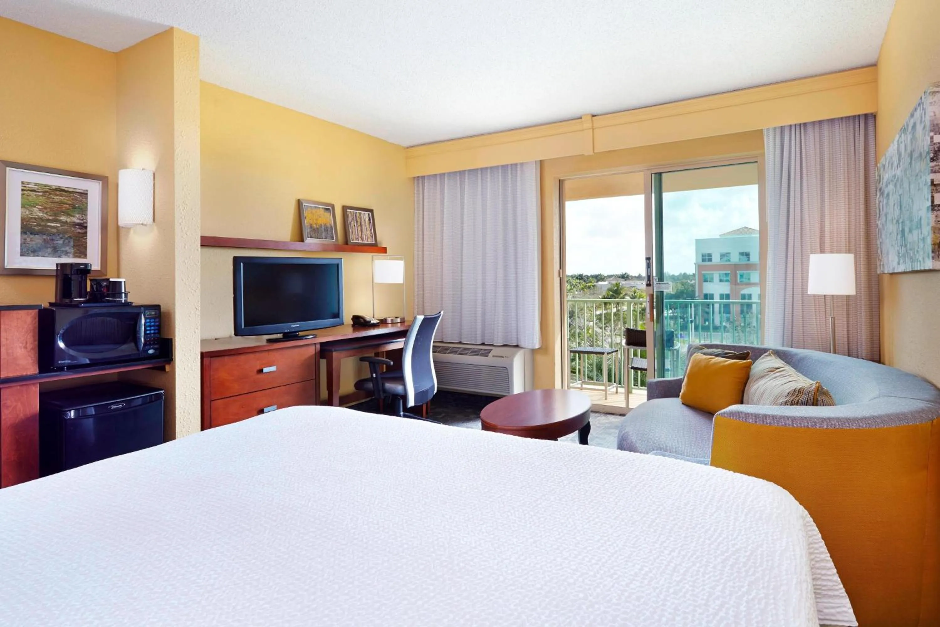 Photo of the whole room, Bed in Courtyard Fort Lauderdale SW Miramar