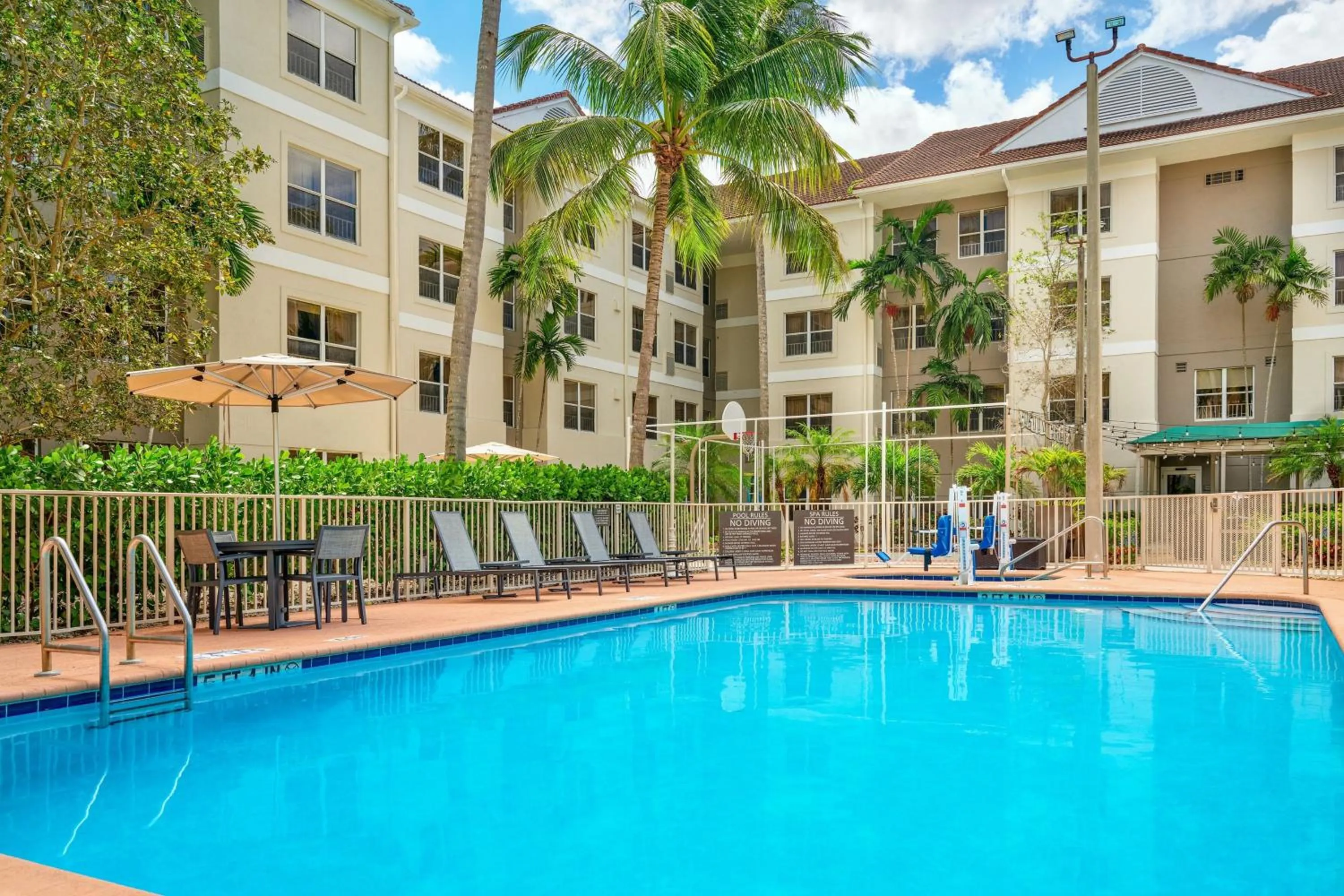 Swimming pool in Residence Inn by Marriott Fort Lauderdale City of Plantation