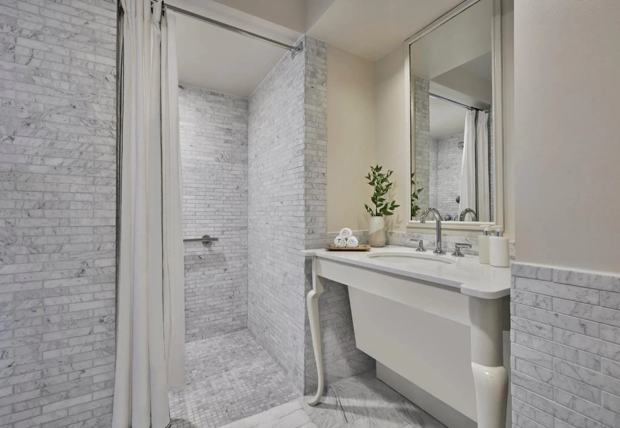 Photo of the whole room in Viceroy Santa Monica